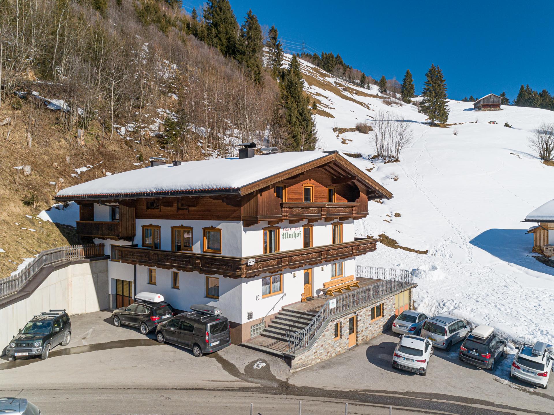 Groepshuis met terras, balkon en skiberging