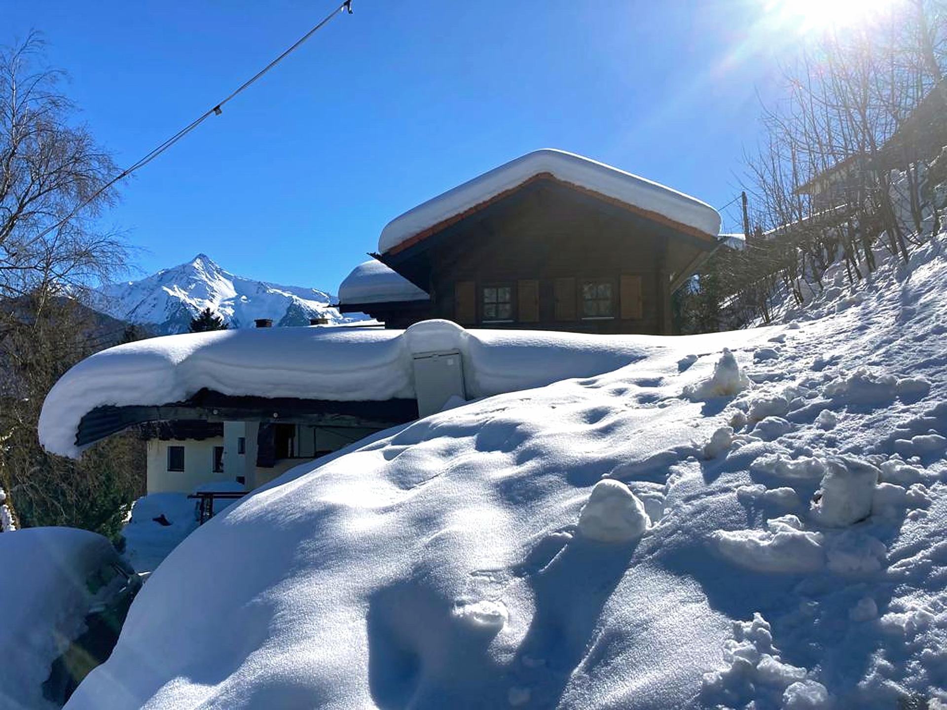 Alpine hut met een terras en uitzicht