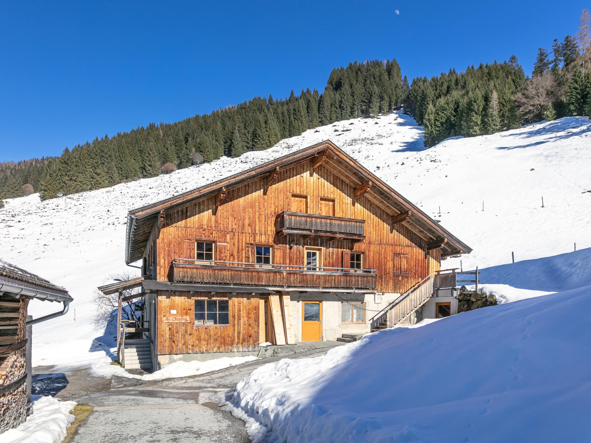 Privé skihut van hout in Tirol, vlak bij lift