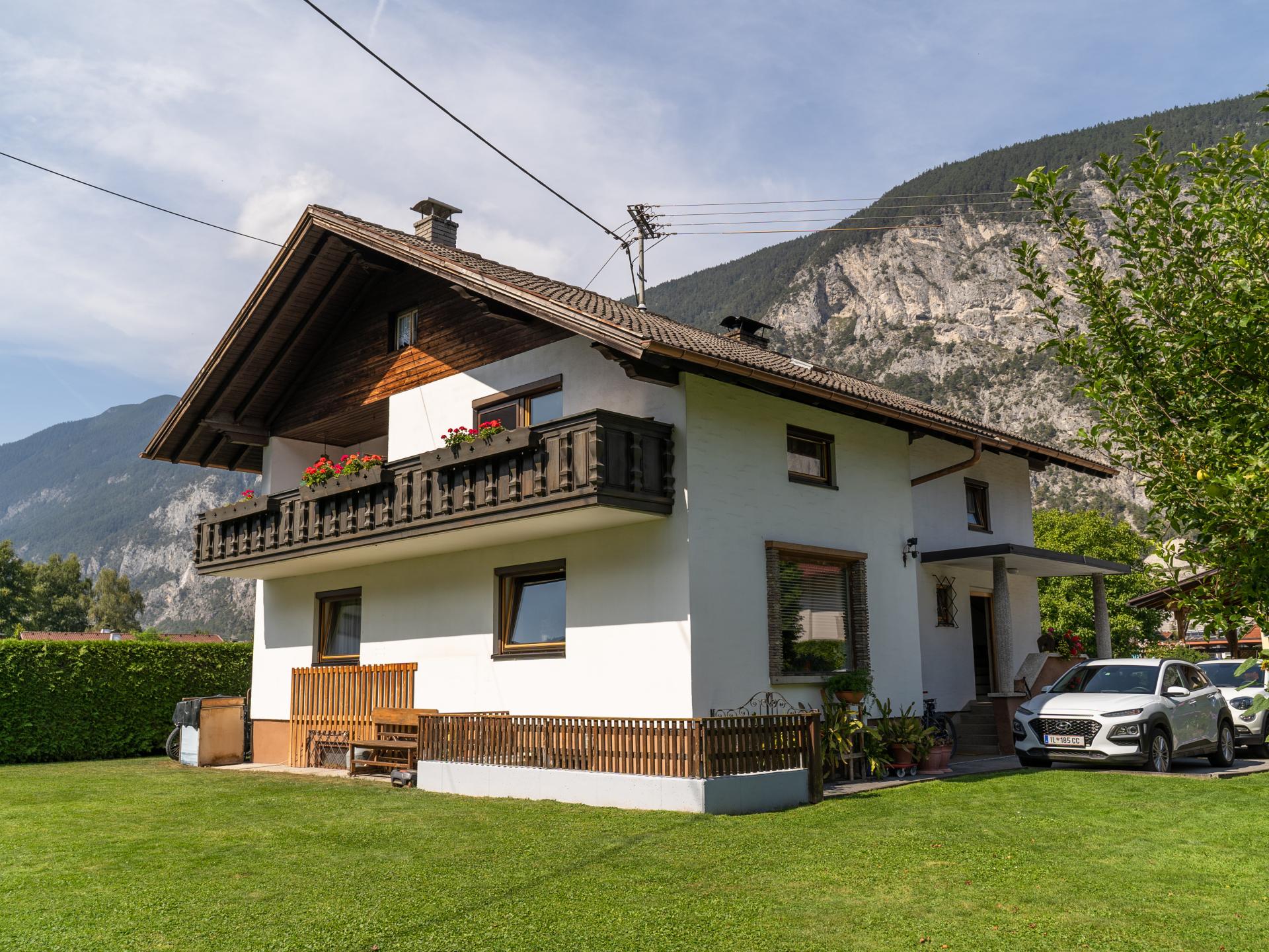 Grote vakantiewoning met zwembad in Silz