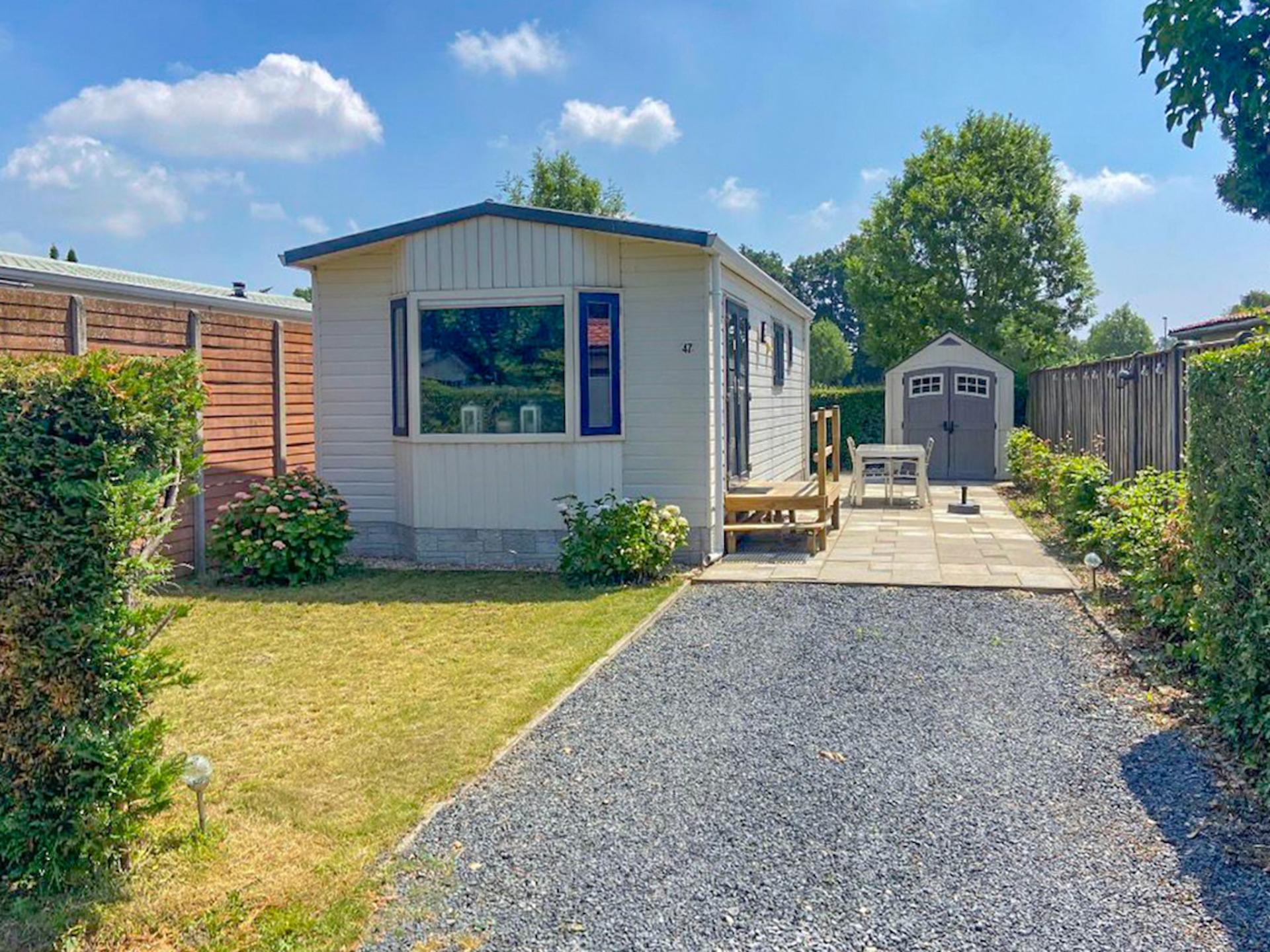 Centraal gelegen chalet op een park met zwembad