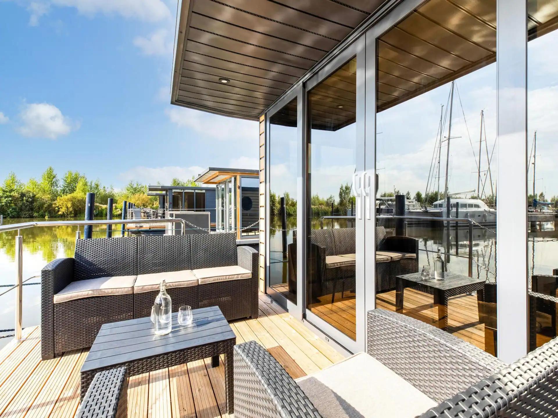 Unieke houseboat in de jachthaven van Volendam