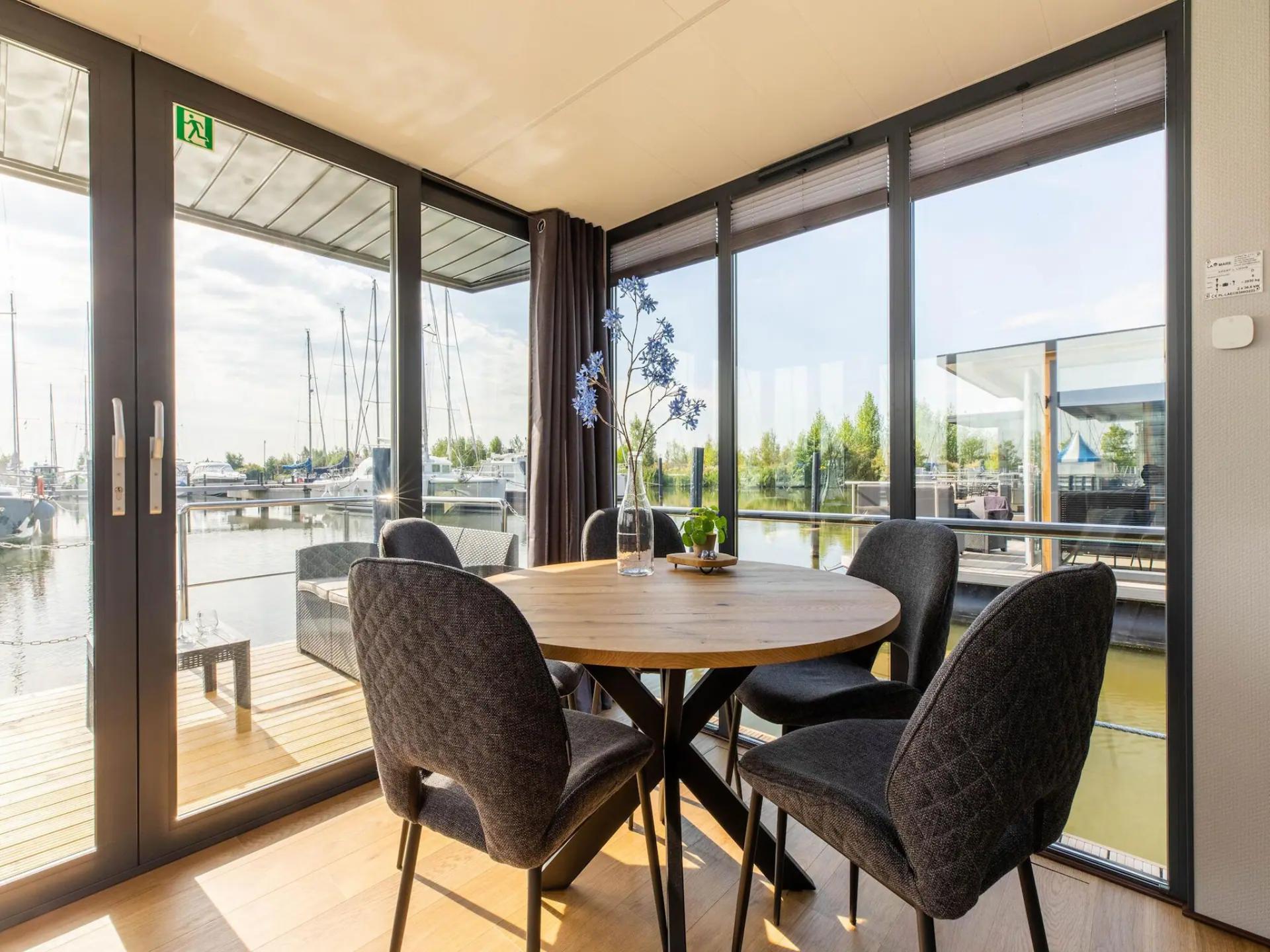 Unieke houseboat in de jachthaven van Volendam