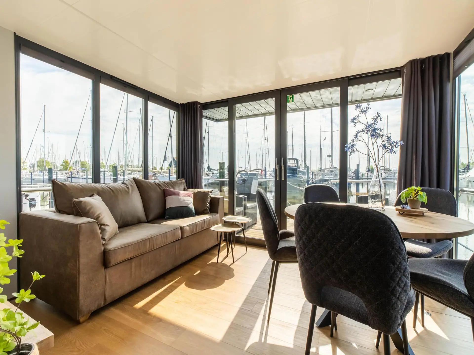 Unieke houseboat in de jachthaven van Volendam