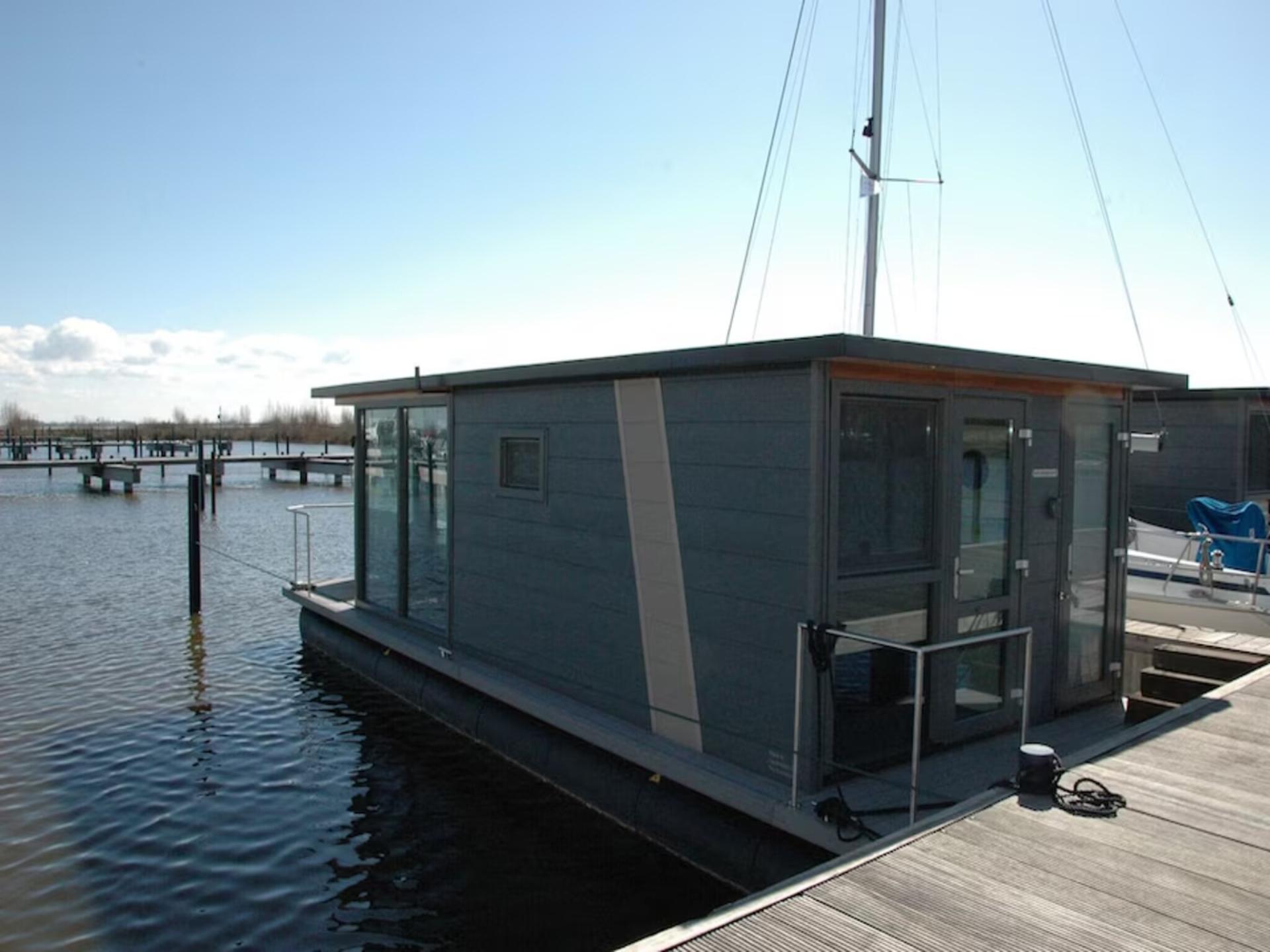 Houseboat in de jachthaven van Volendam