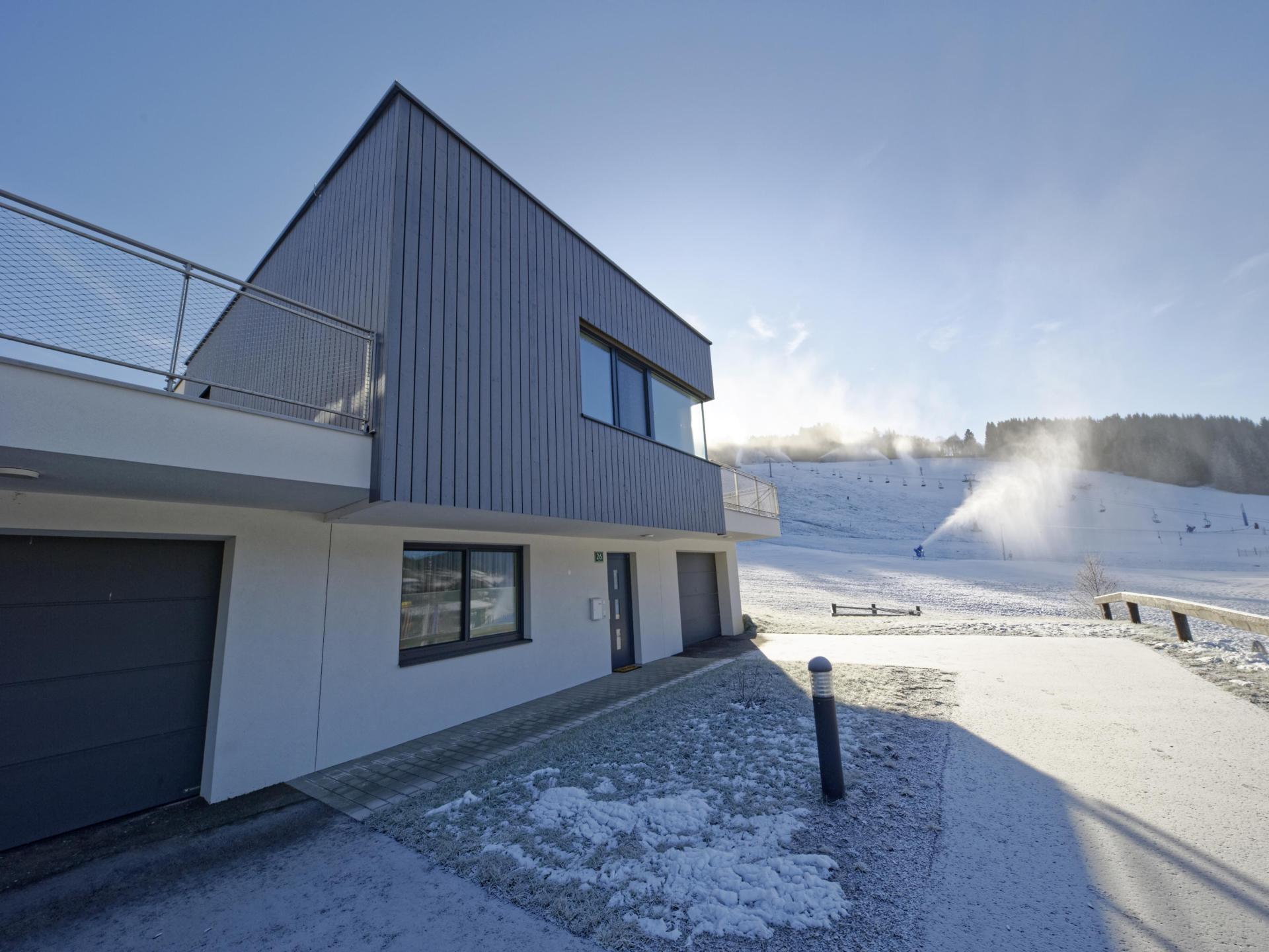 Fraai, ruim huis met sauna direct aan de piste