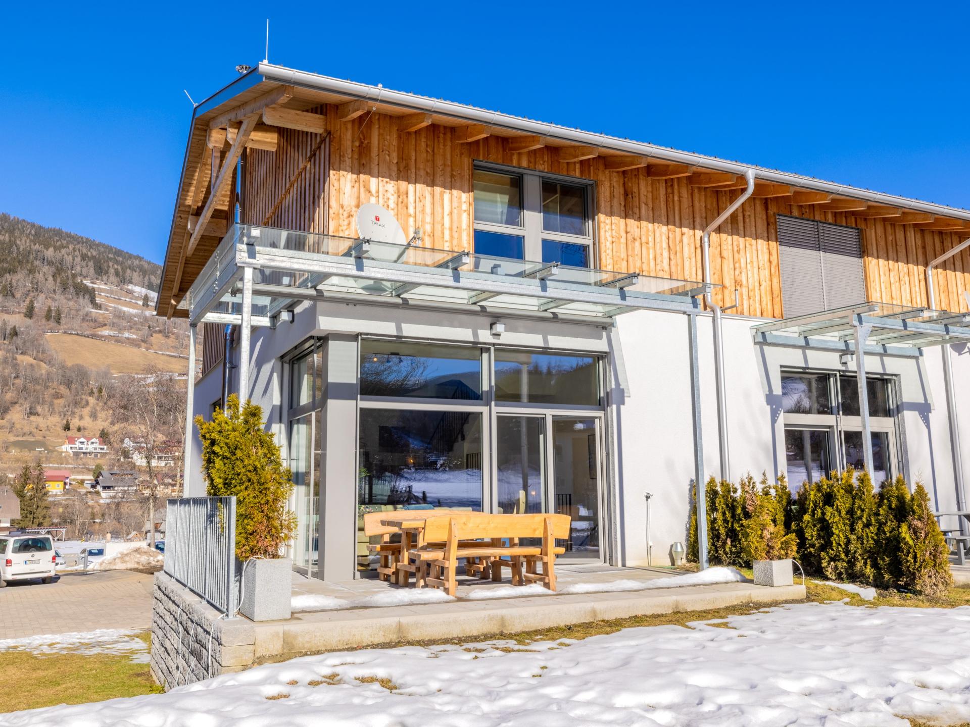 Hoekhuis met sauna, skilift op loopafstand