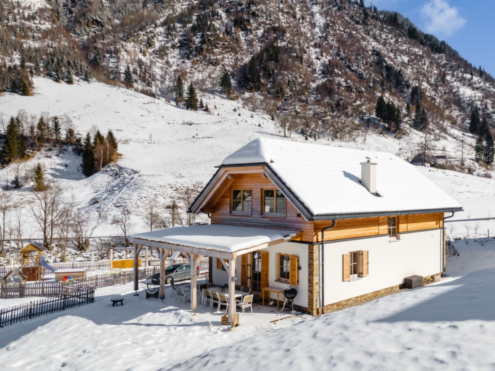 Chalet met overdekt terras, sauna en mooi uitzicht