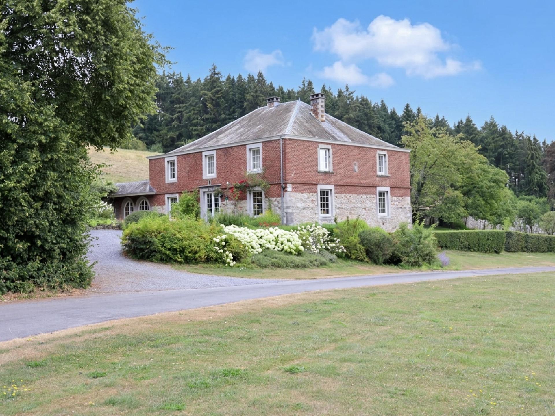 Familiehuis in het park van het Kasteel van Ahin