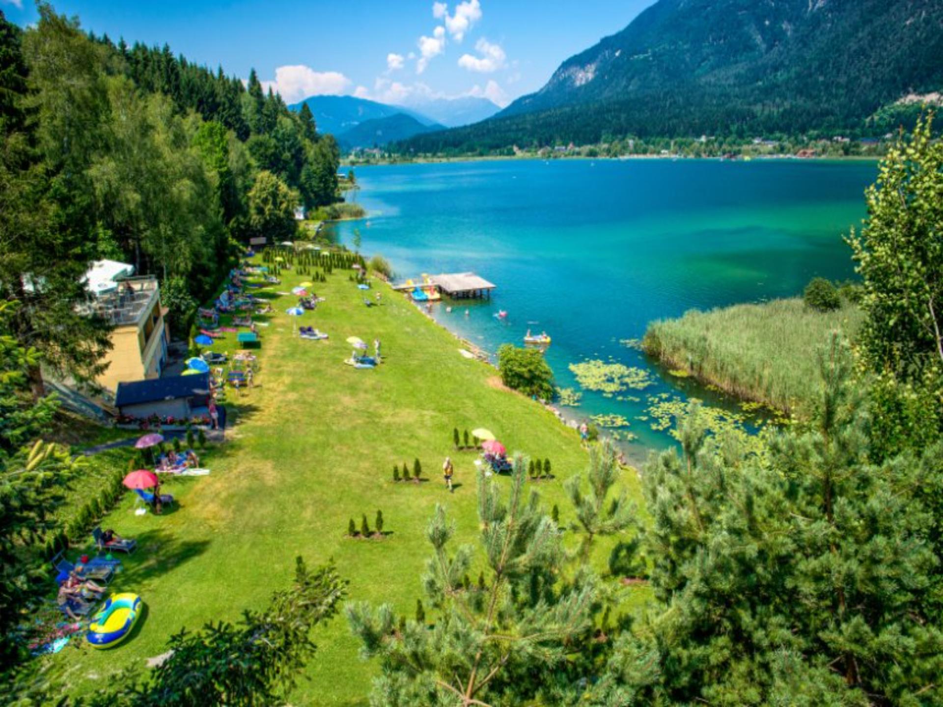 Moderne alpenoase vlak bij een Karinthisch meer