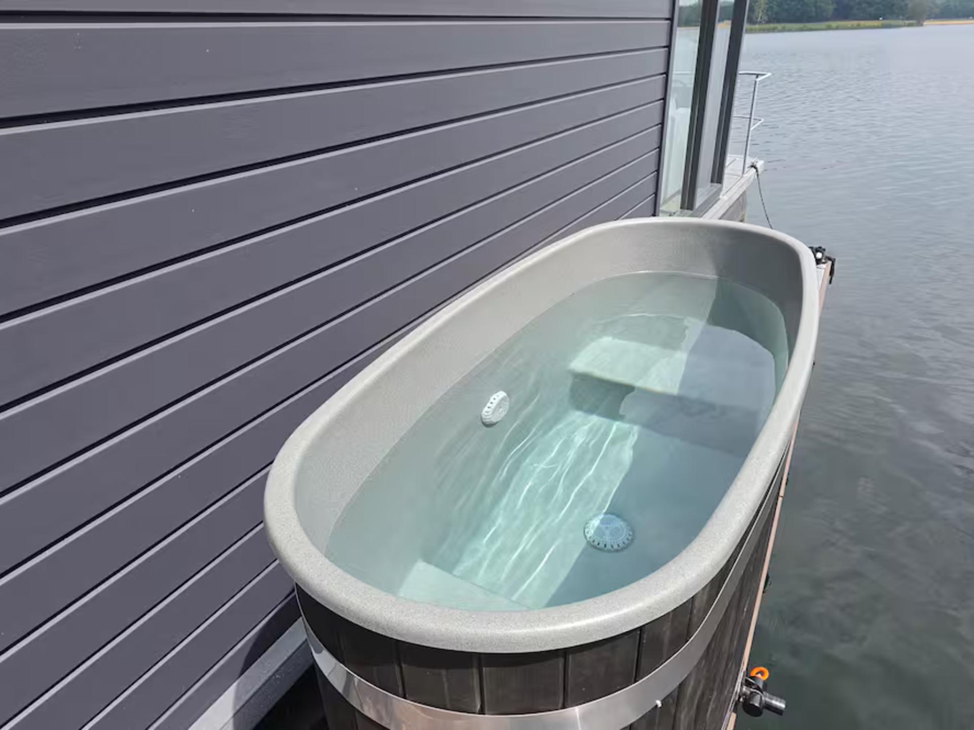 Unieke houseboat met duo hottub