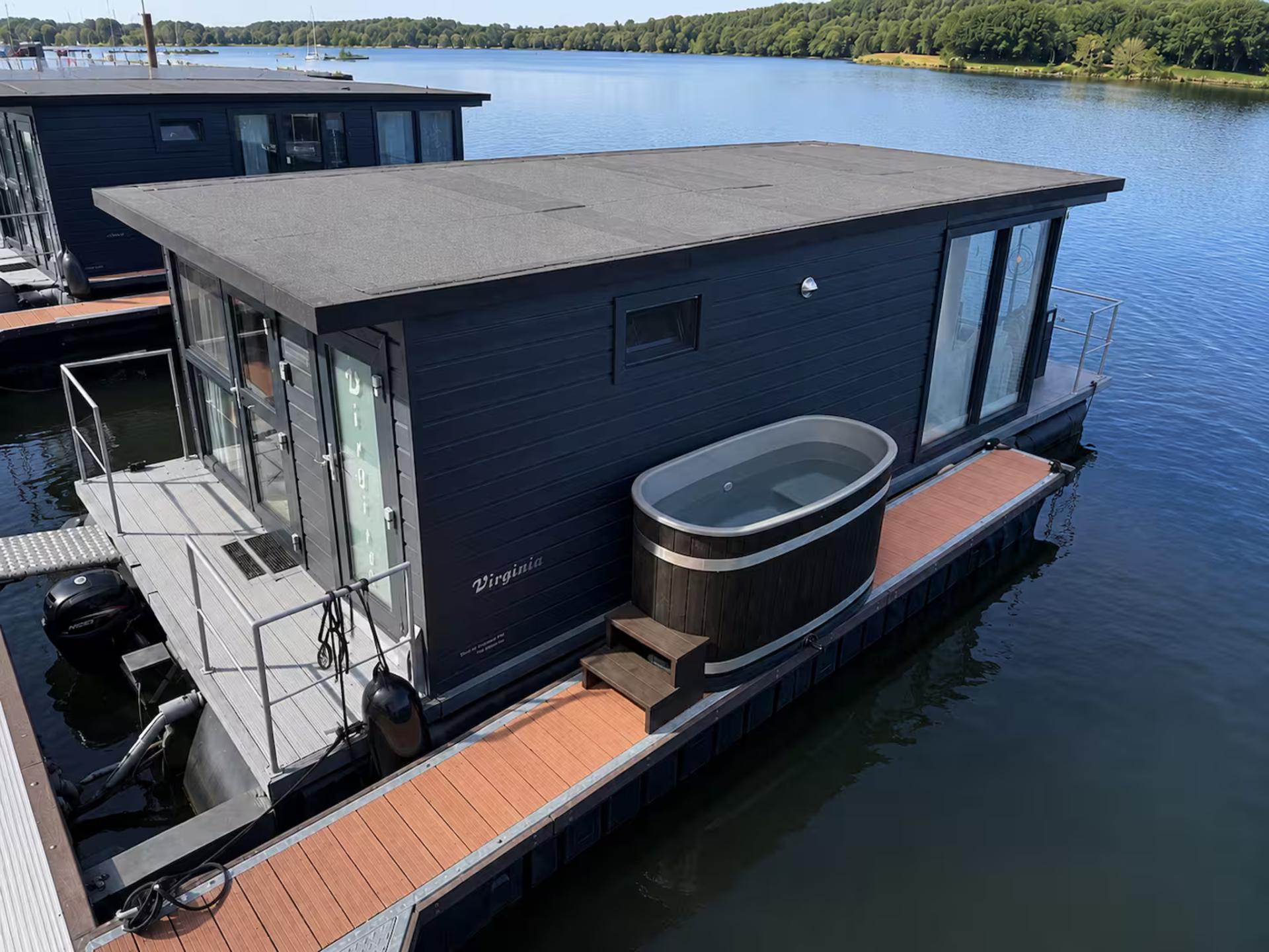 Unieke houseboat met duo hottub