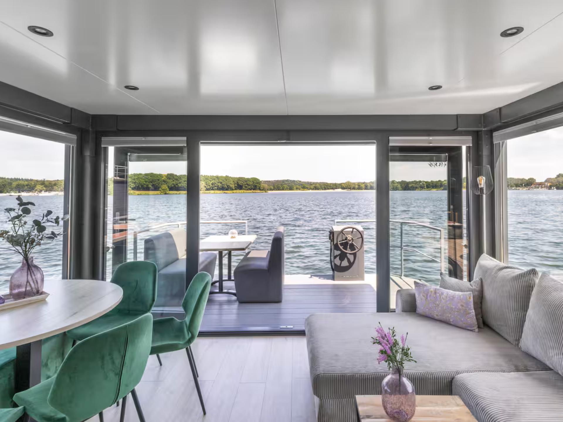 Unieke houseboat met duo hottub