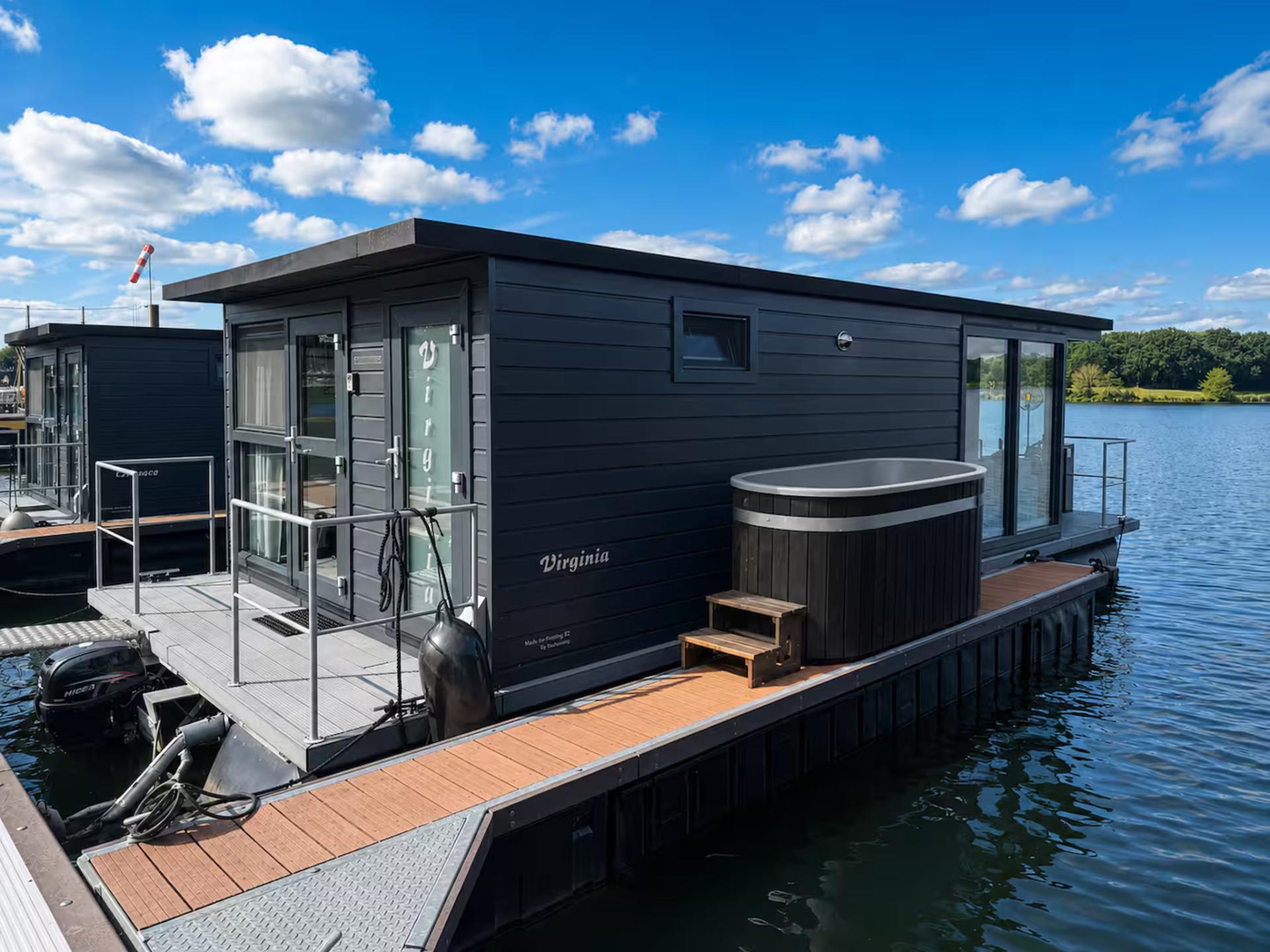 Unieke houseboat met duo hottub