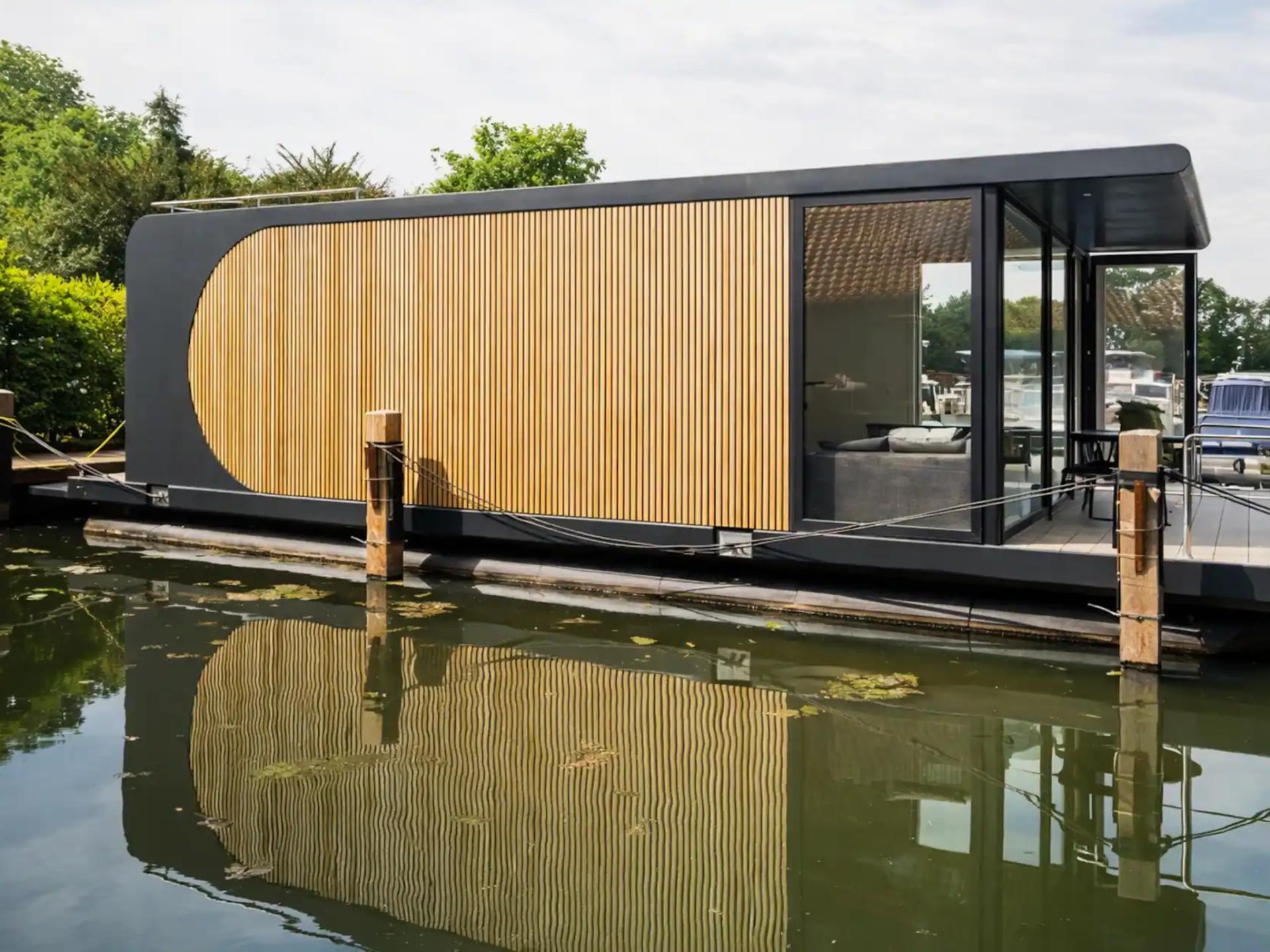 Houseboat aan het Ijsselmeer