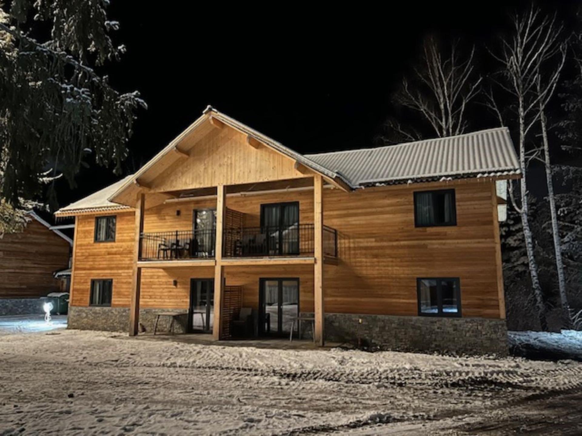 Luxe appartement aan een meer met Alpenzicht