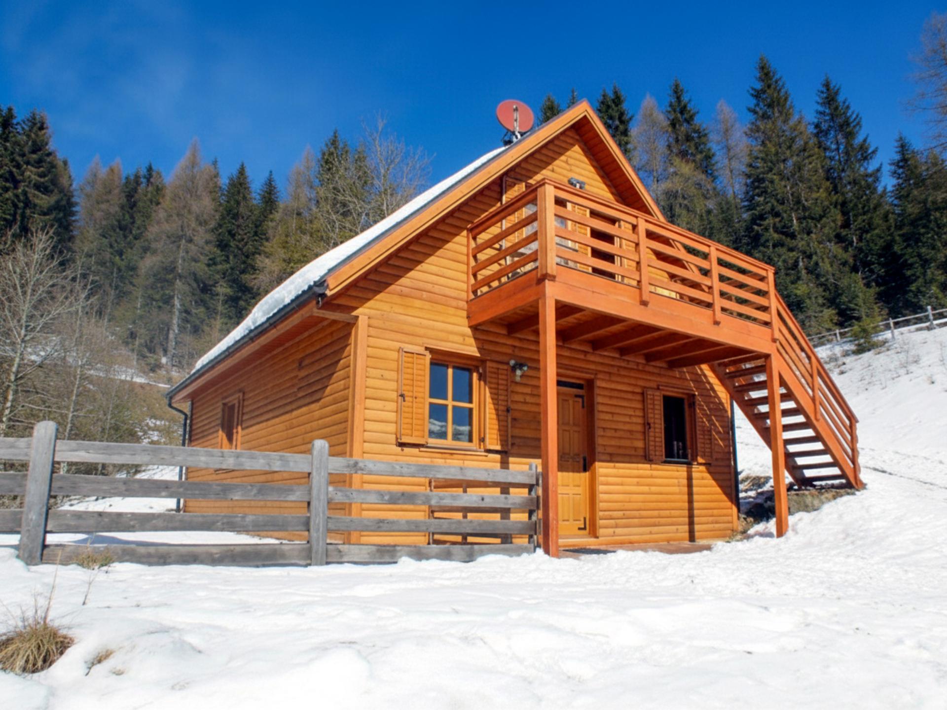 Ruim chalet bij een meer en vlakbij skigebied