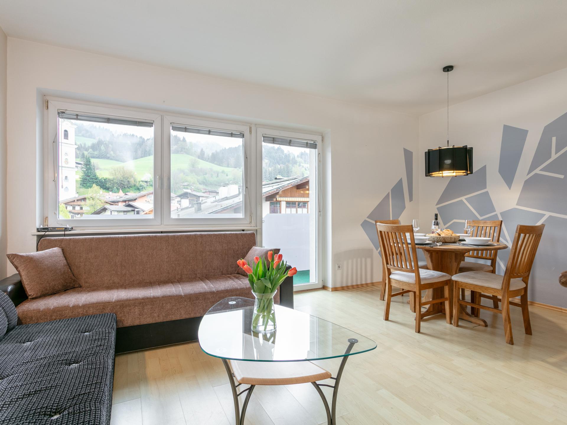 Twee woningen op bovenste verdieping in centrum