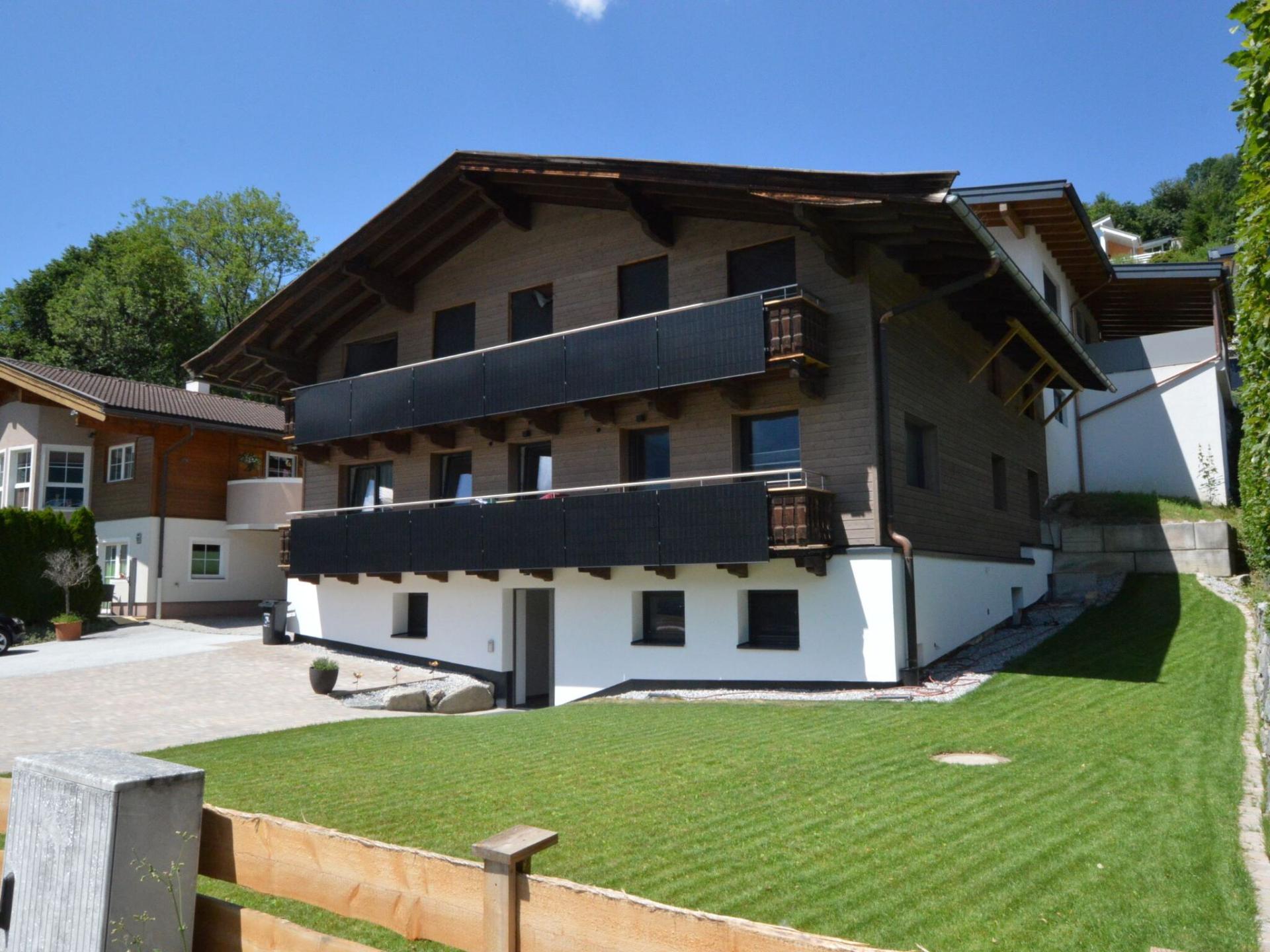 Moderne, ruime woning tegenover recreatievijver