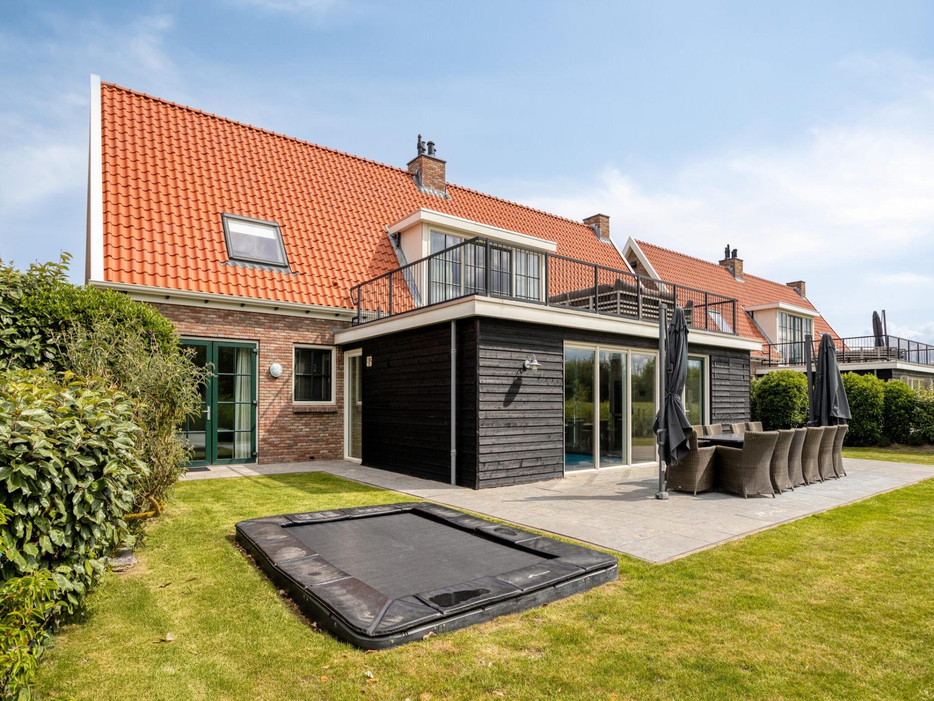 Luxe villa met zwembad, sauna en nabij zee