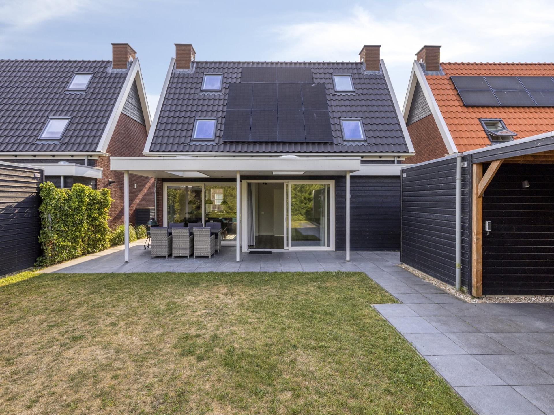 Vrijstaande villa met tuin en fijne lounge hoek
