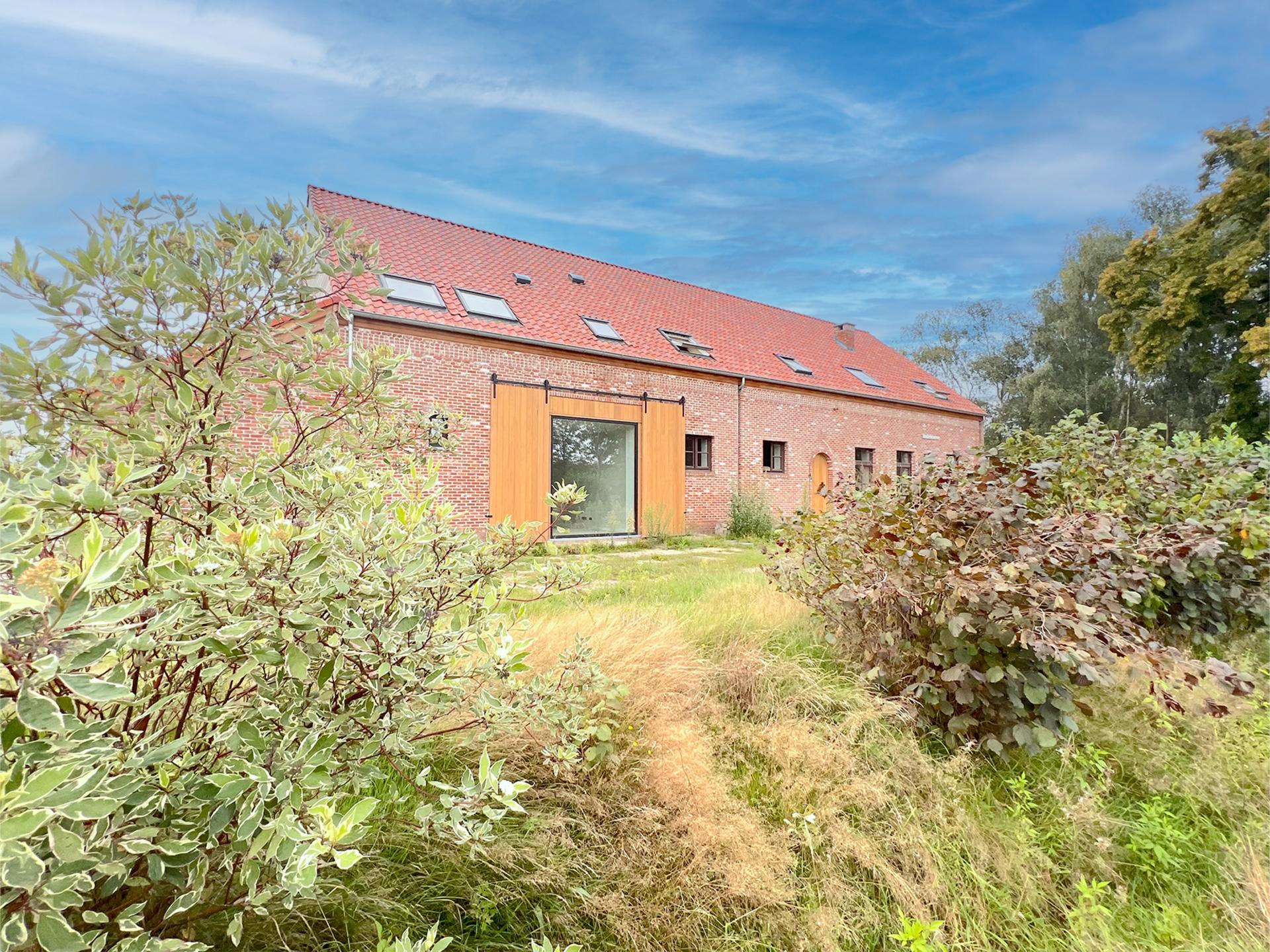 Prachtige hoeve voor groepen met binnenzwembad