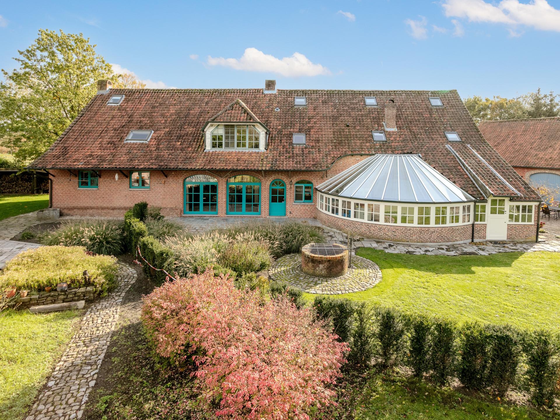 Prachtige hoeve voor groepen met grote tuin