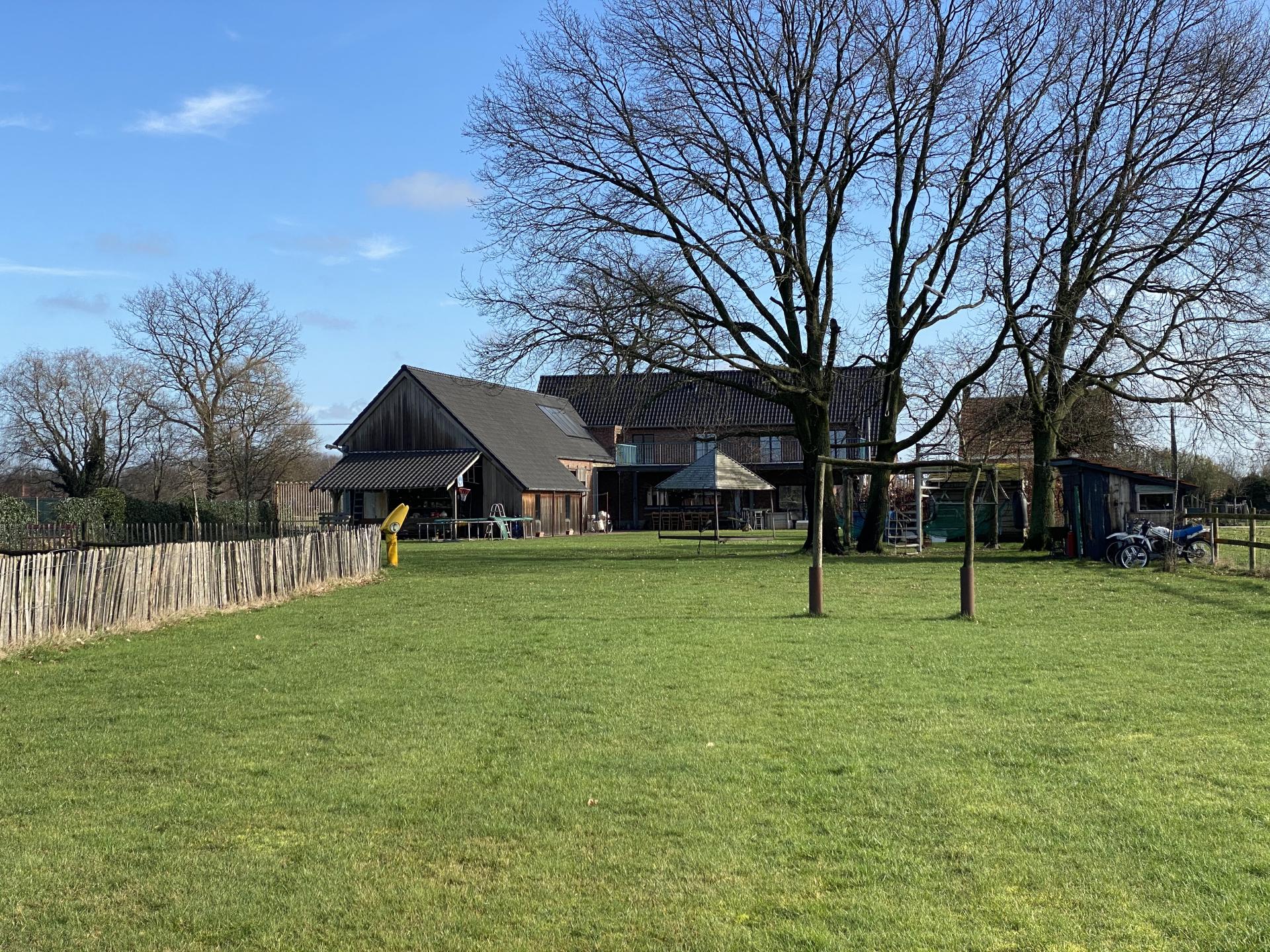 Vintage hoeve met gigantische tuin