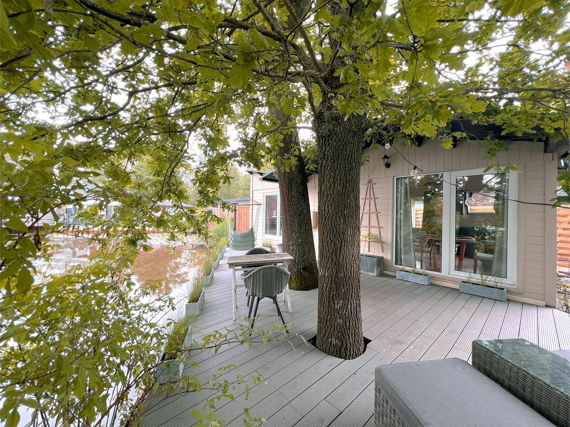 Knus chalet met terras aan het water