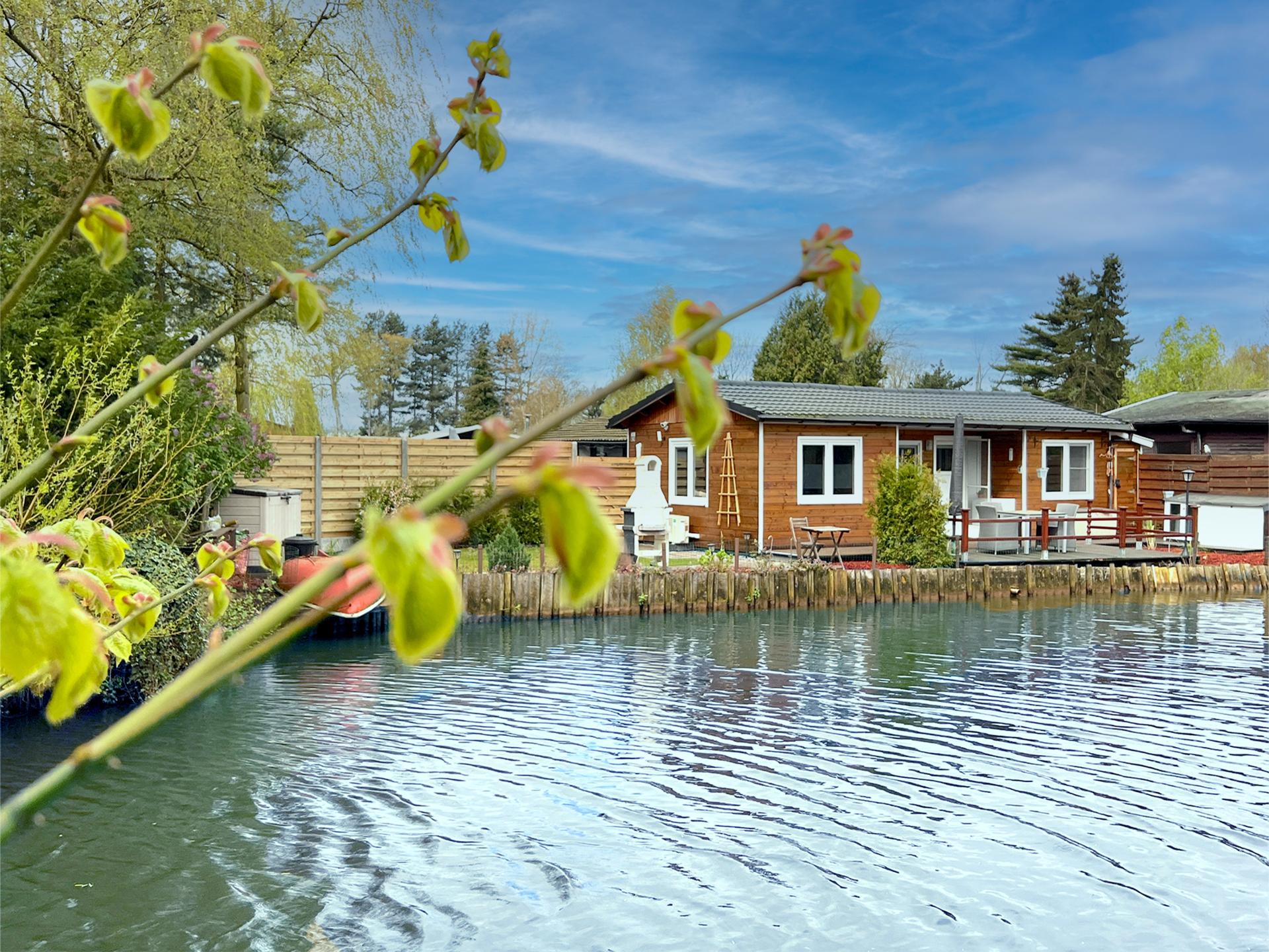 Gezellig ingericht chalet aan het water