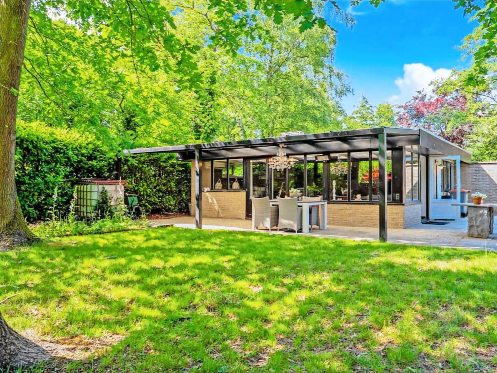Fijne bungalow met tuin in bosrijk gebied