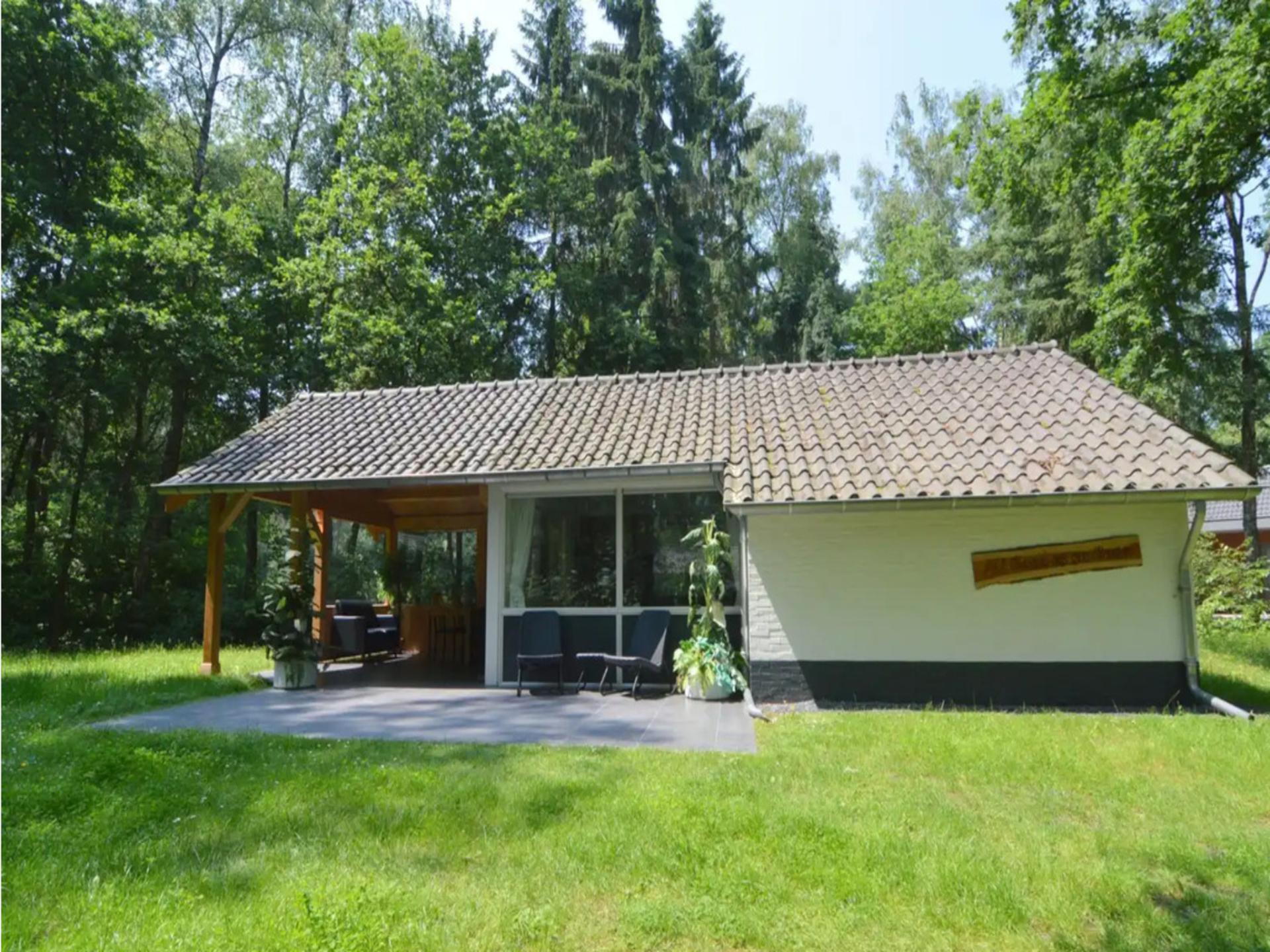 Prachtige bungalow met overkapping in de natuur