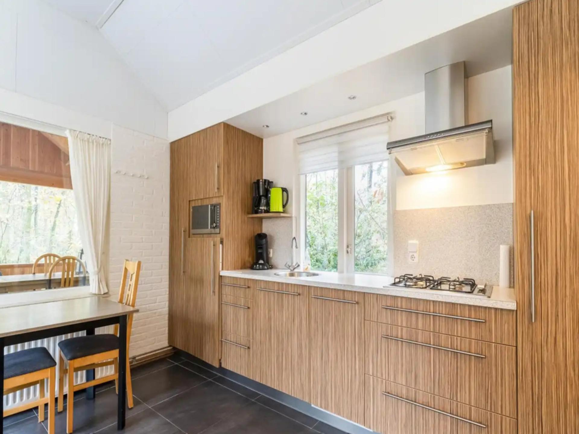 Prachtige bungalow met overkapping in de natuur