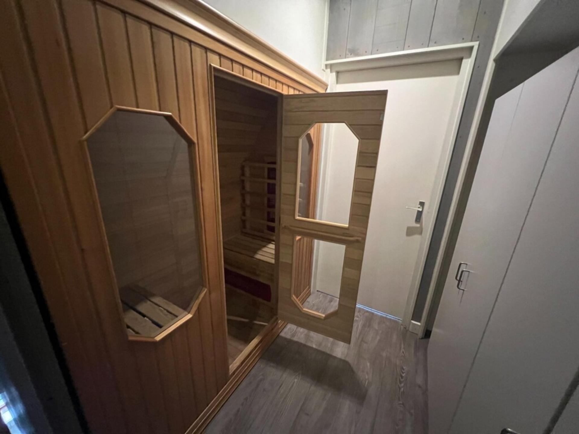 Mooie familie bungalow met sauna in bosgebied
