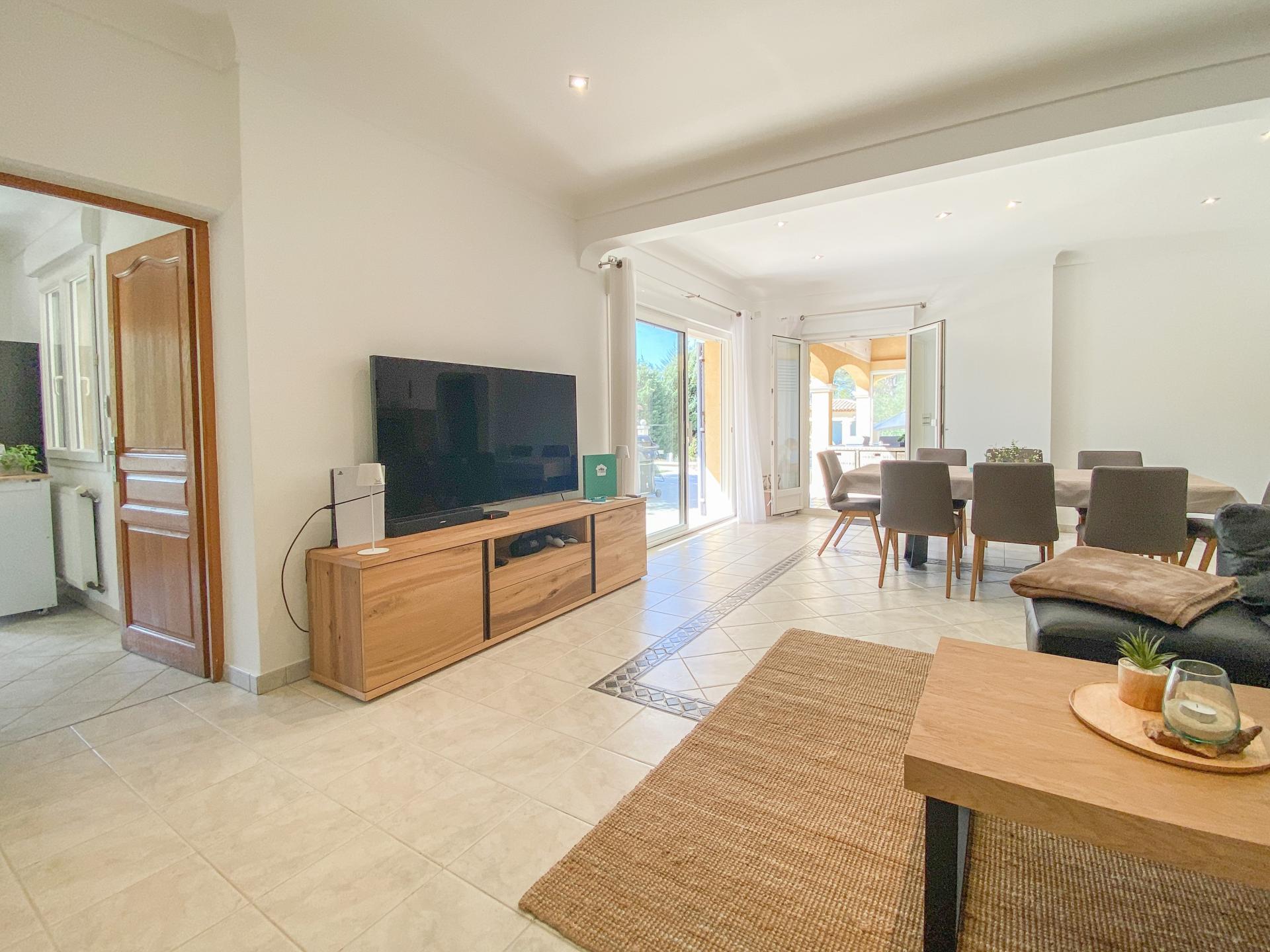 Mooie villa met zwembad en dicht bij een dorp
