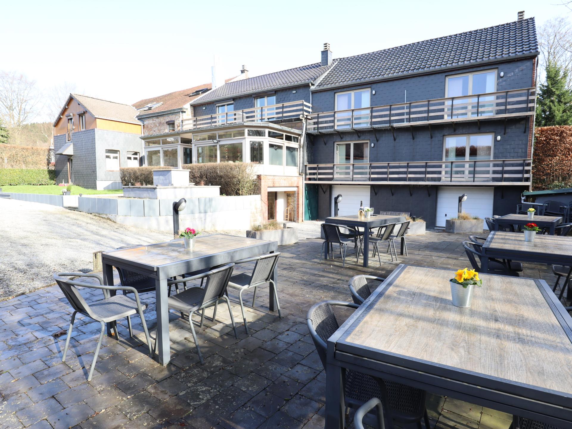 Groot gerenoveerd hotel met biljart en kicker