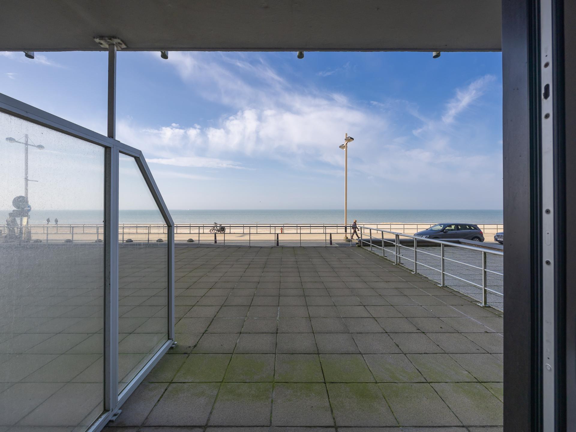 Appartement met ruim terras op de zeedijk