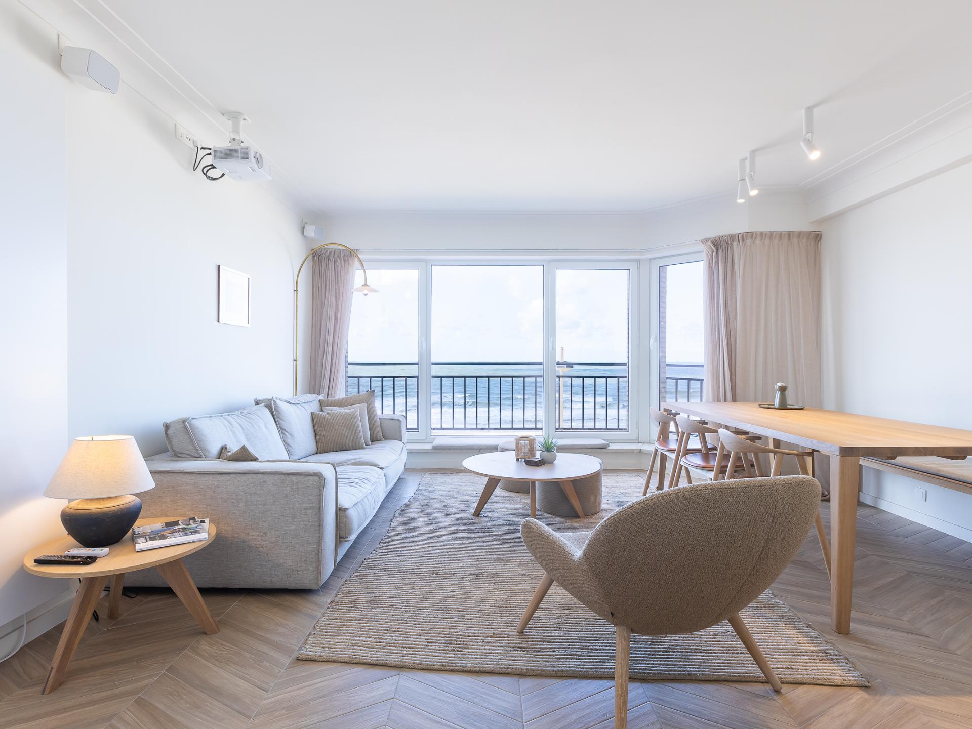 Lichtrijk appartement met frontaal zeezicht