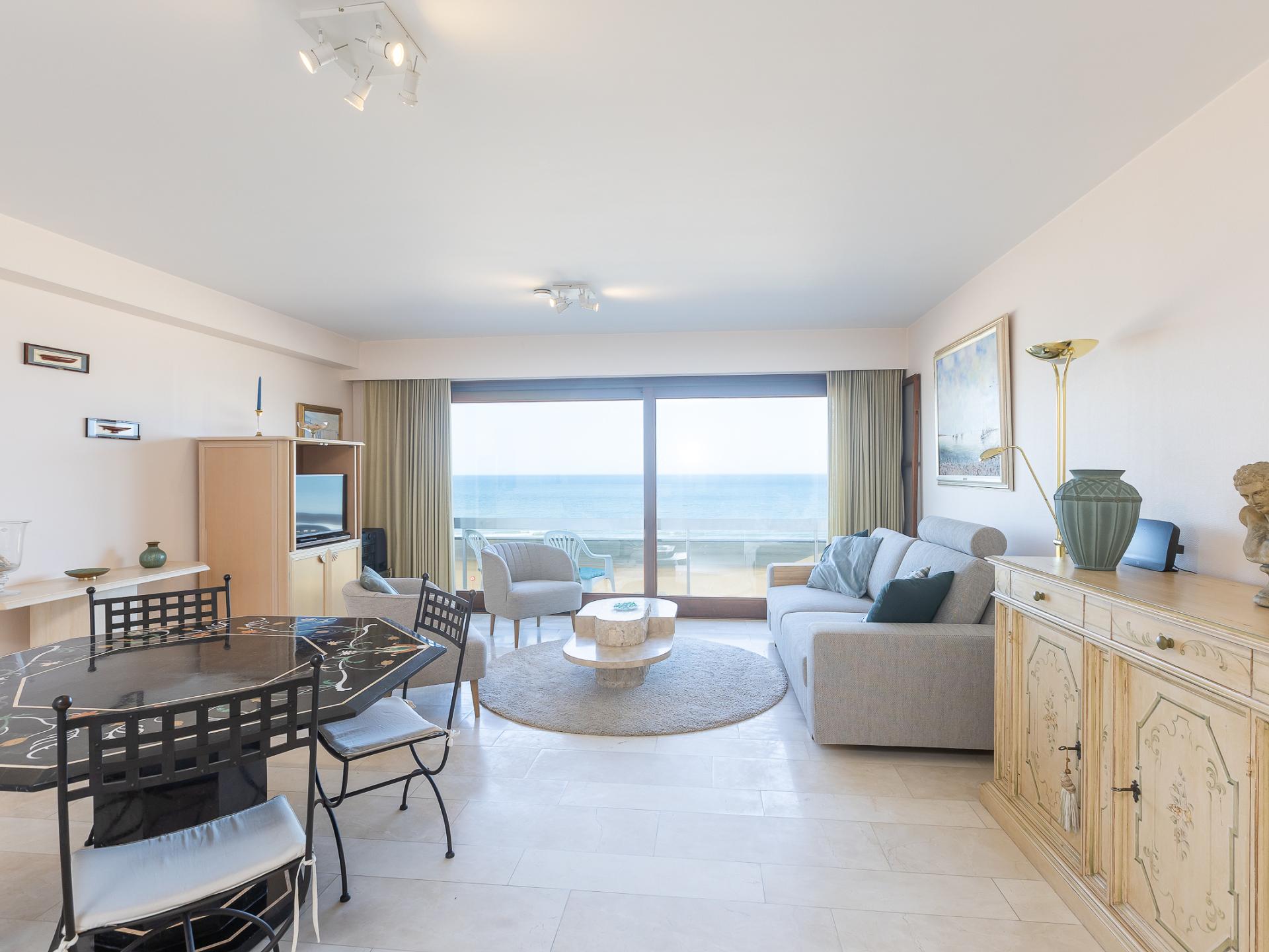 Ruim appartement met frontaal zeezicht