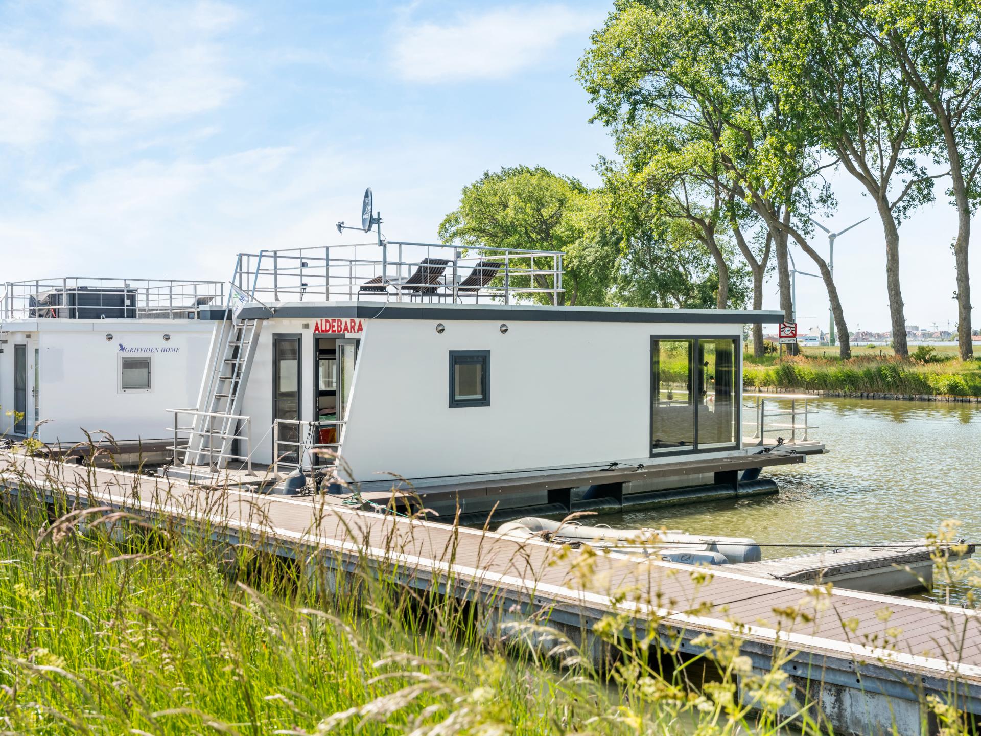 Prachtige huisboot met uitzicht op het water