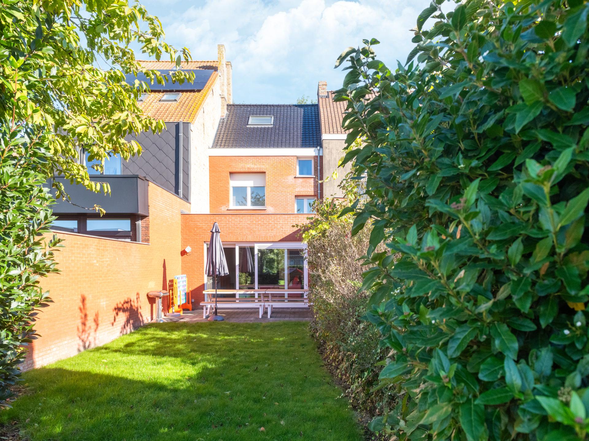 Ruime stadswoning met tuin aan het kanaal