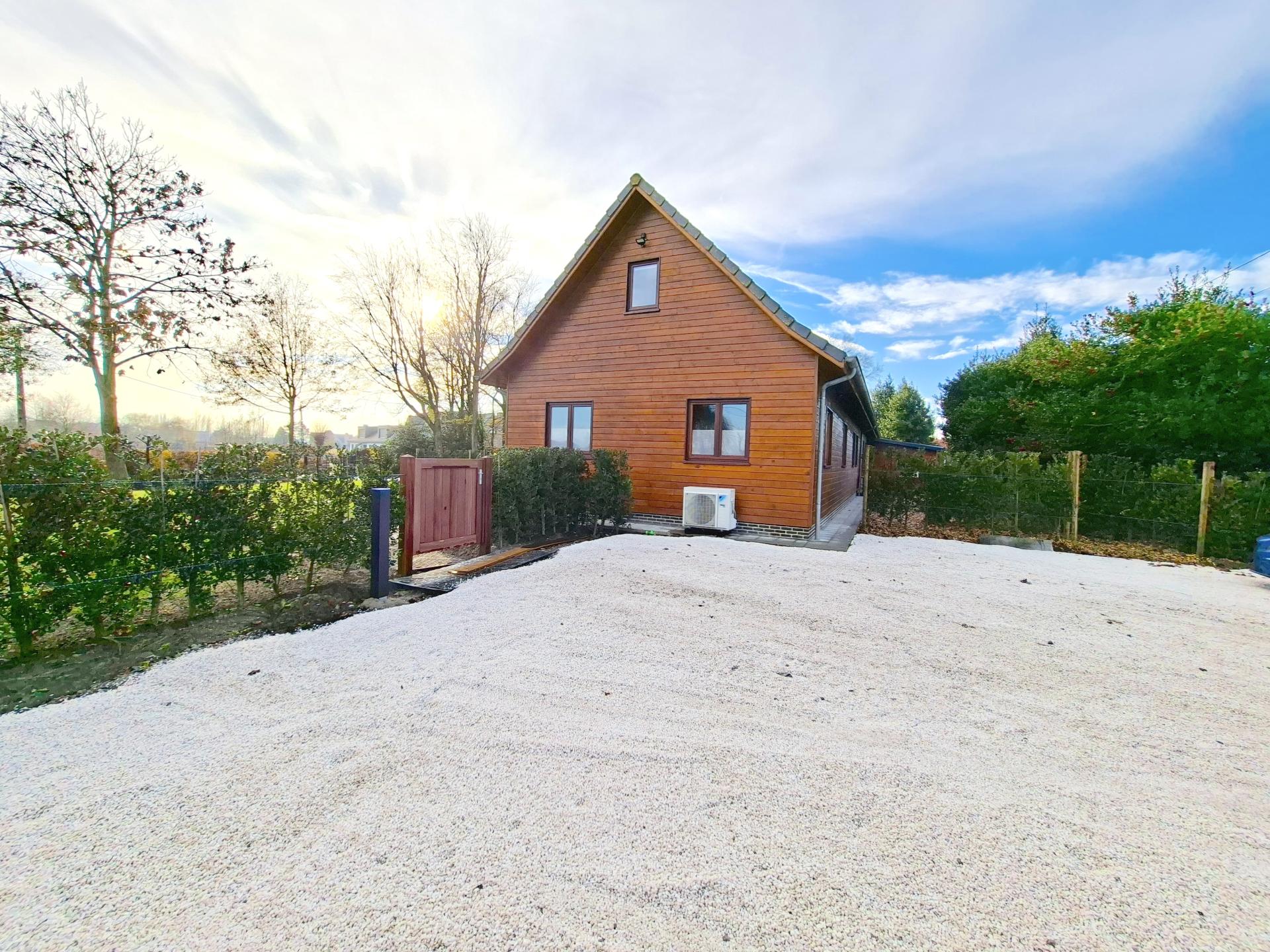 Luxe houten huis met spa bad en ruime tuin