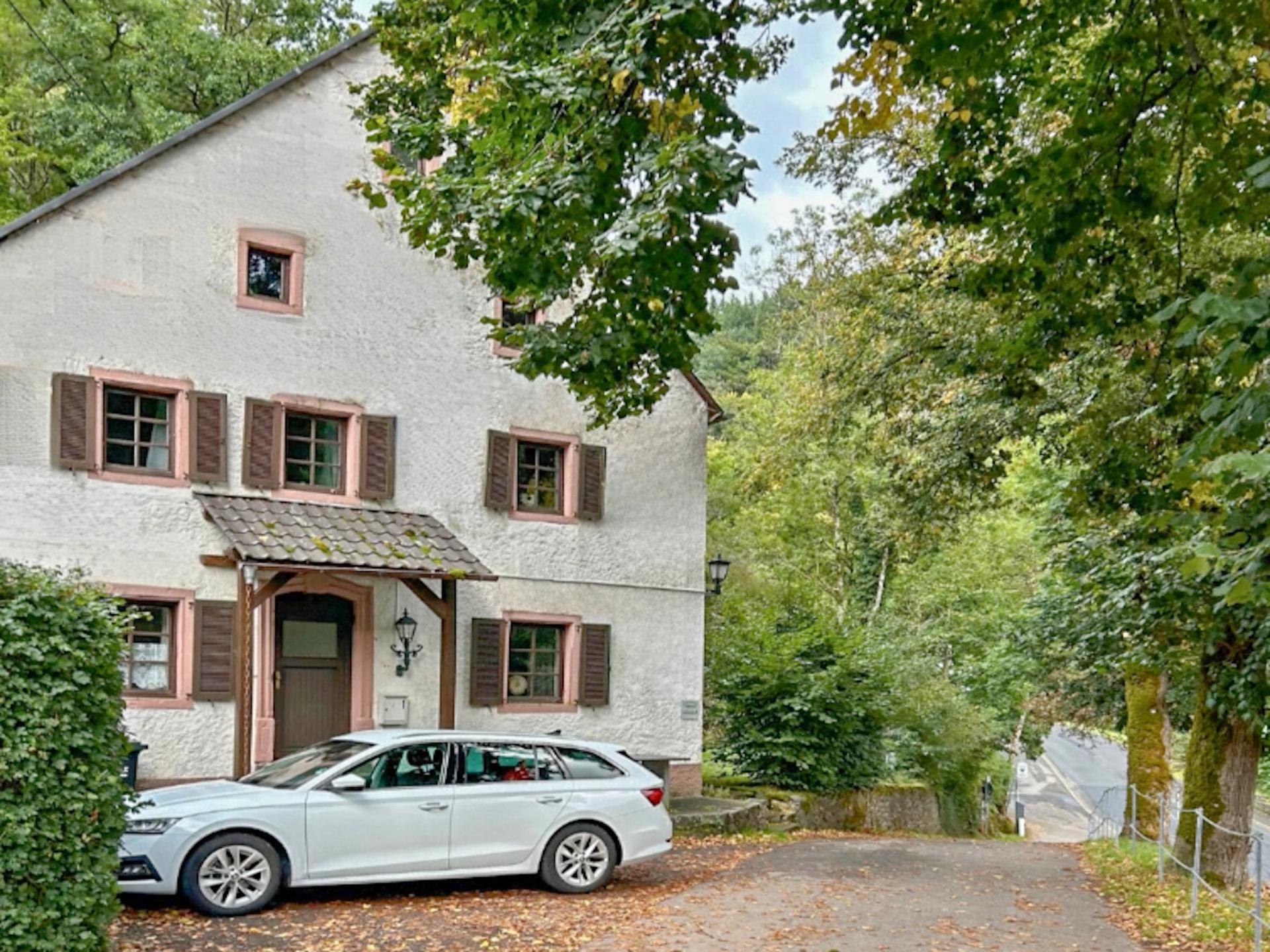 Sfeervol huis aan de voet van een burchtruïne