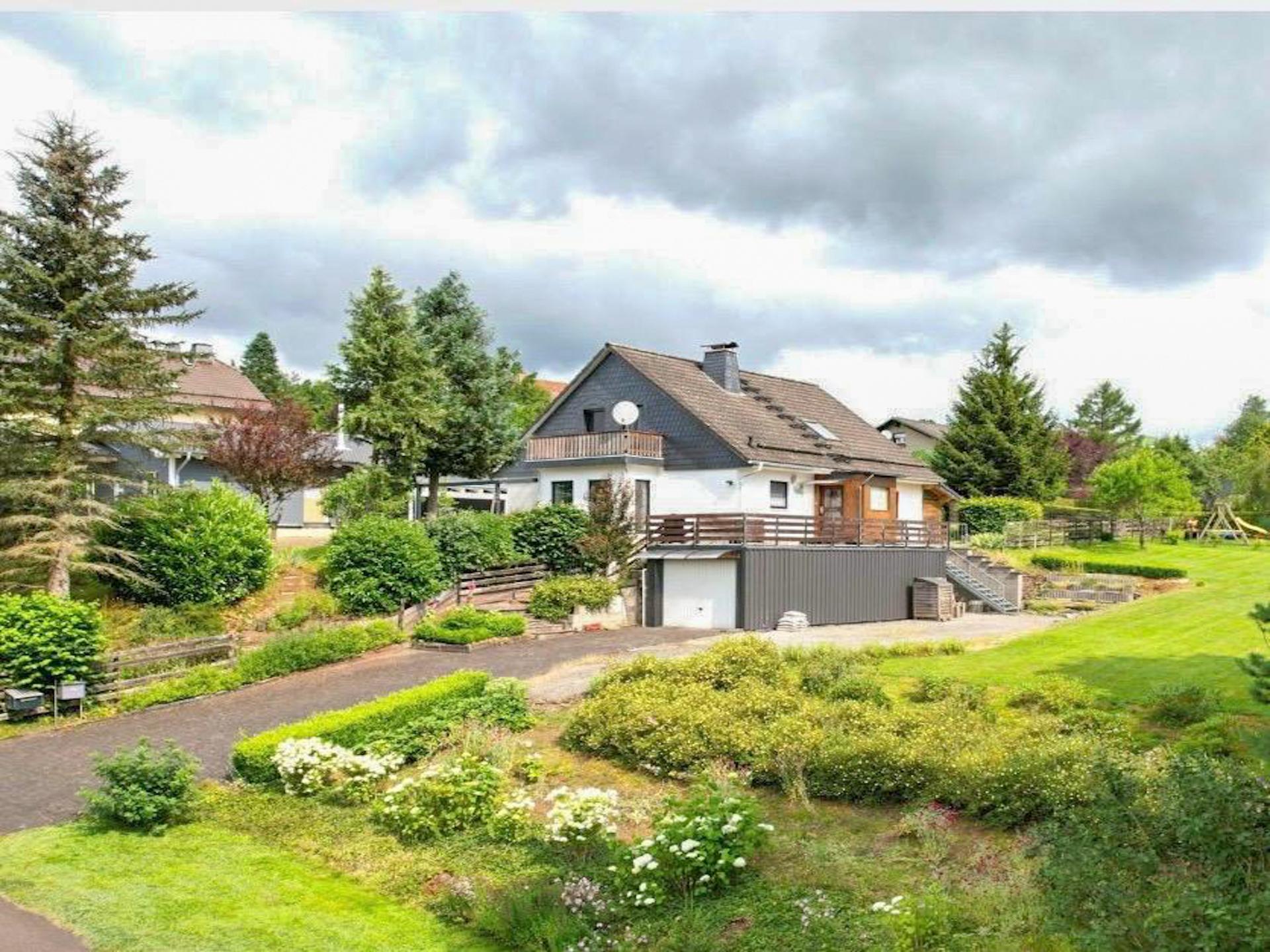 Vrijstaande villa met tuin rondom, nabij België