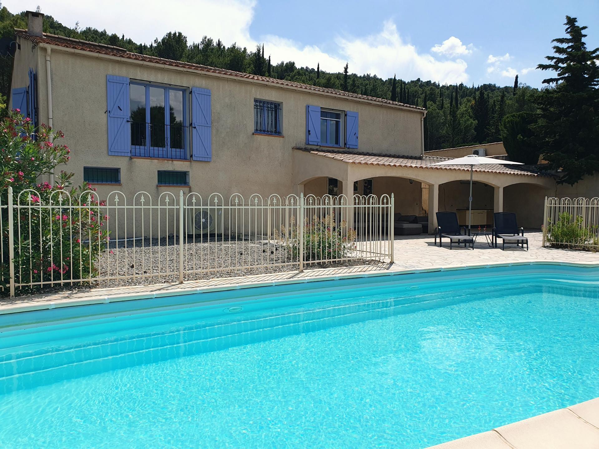 Riante villa met zwembad in de Montbrun