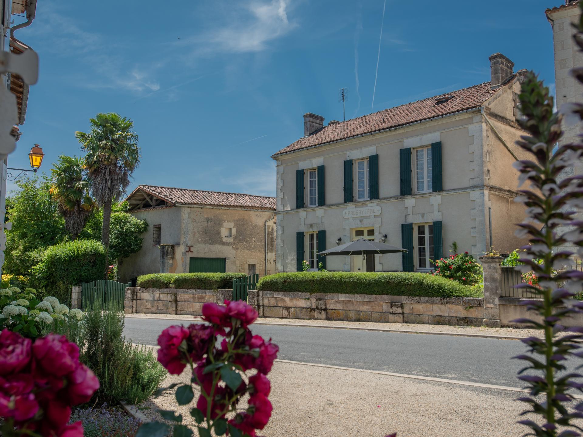 Groot familiehuis met zwembad vlak bij rivier