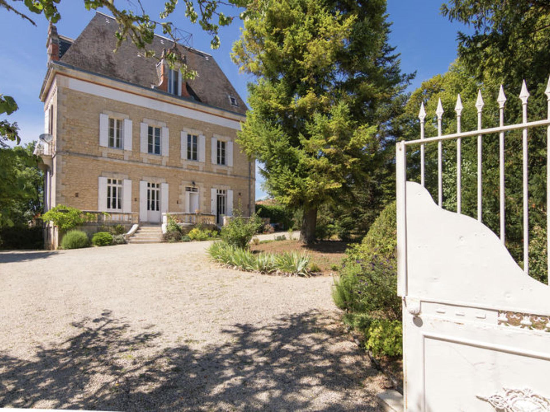 Klassiek herenhuis met grote tuin en zwembad