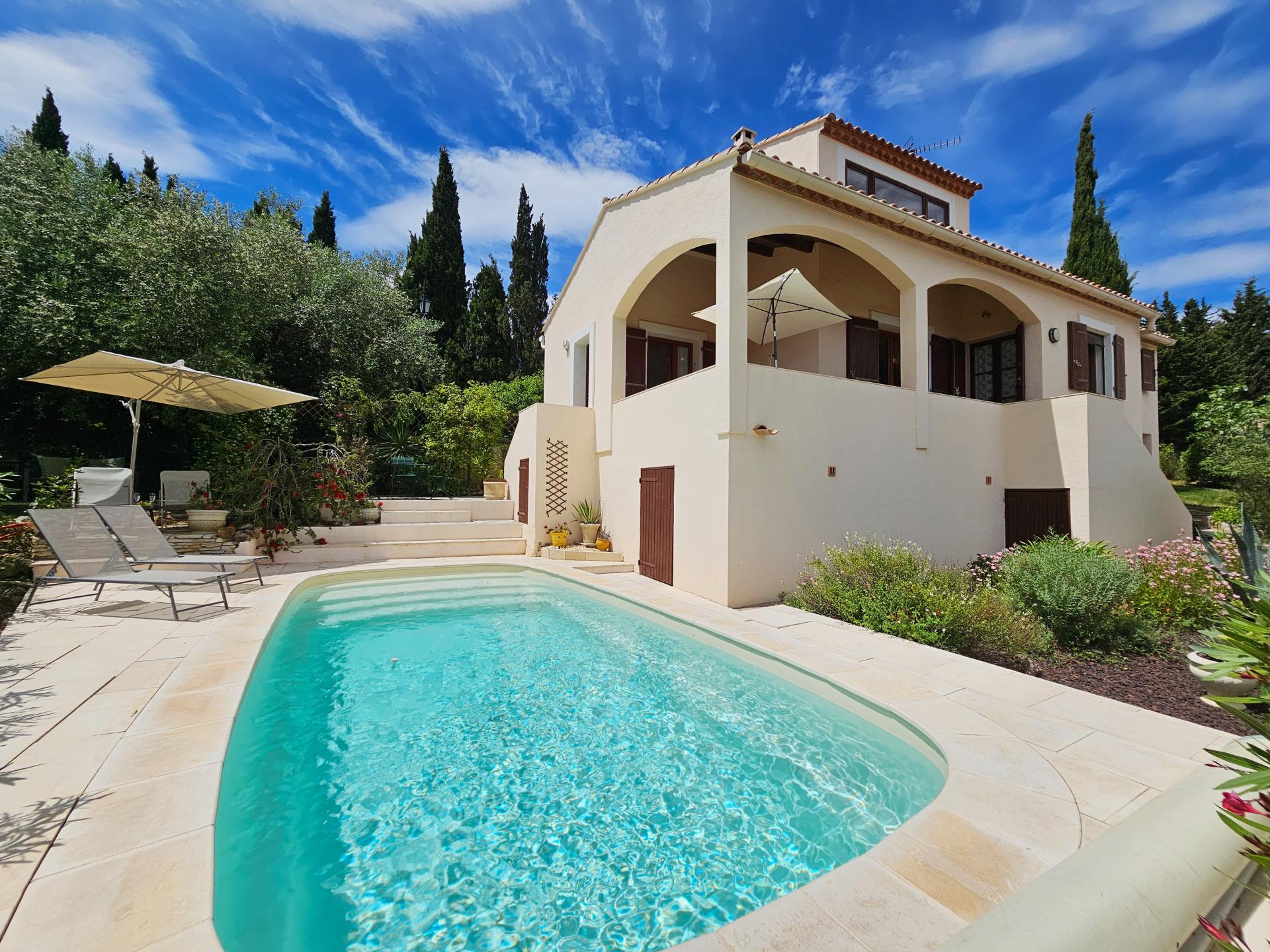 Charmante villa met zwembad en mooi uitzicht