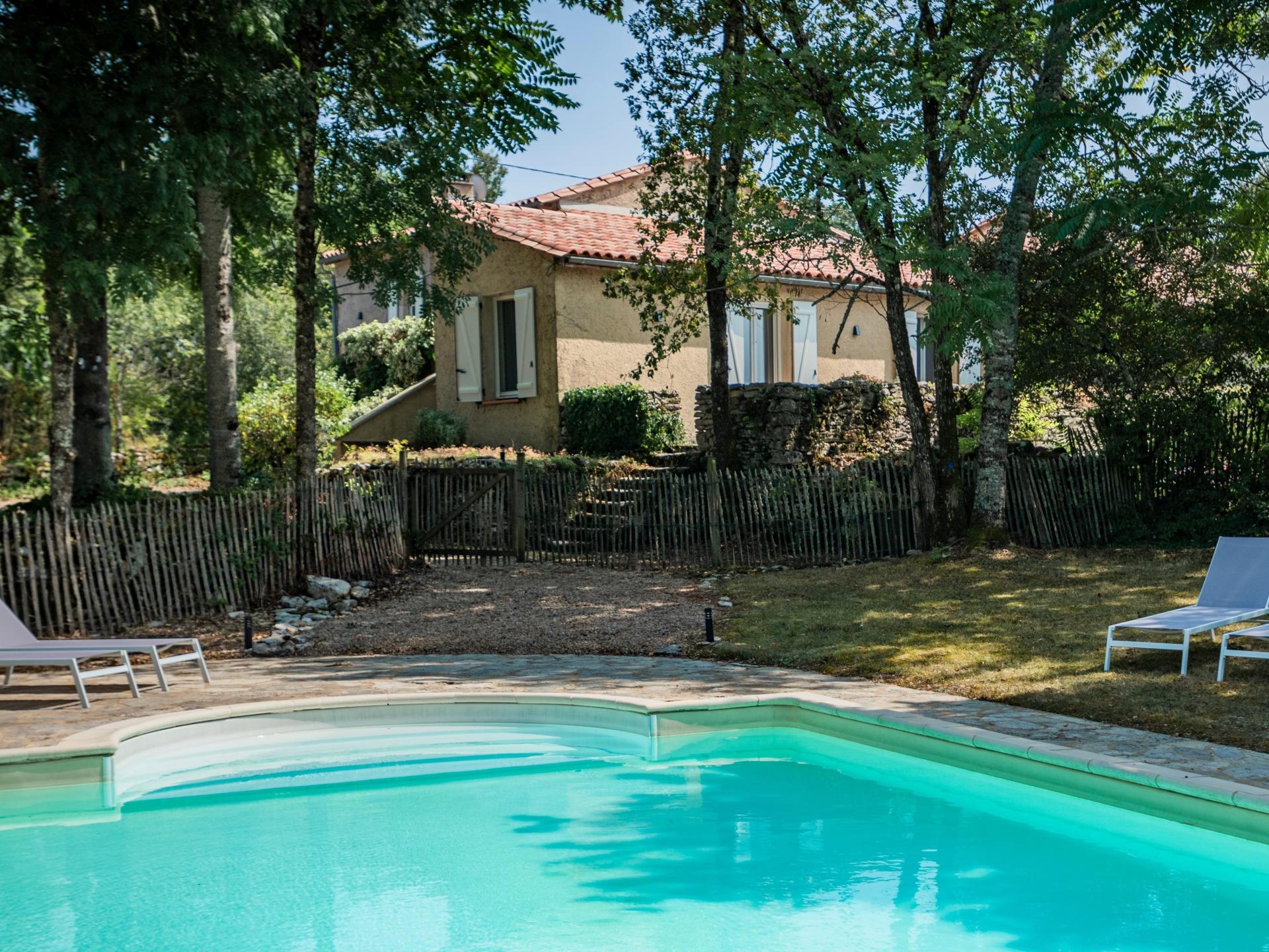 Mooi vakantiehuis met grote tuin + privézwembad
