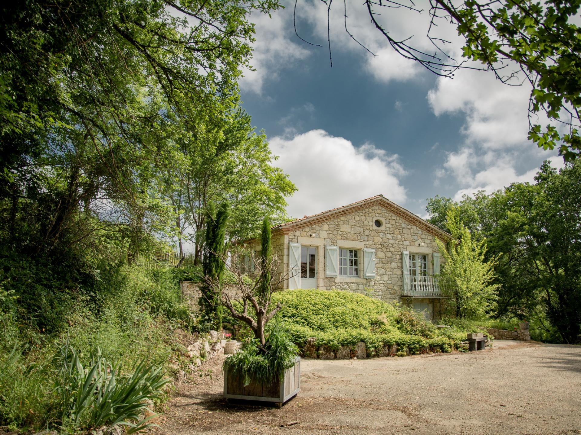 Knusse gîte met terras en privézwembad